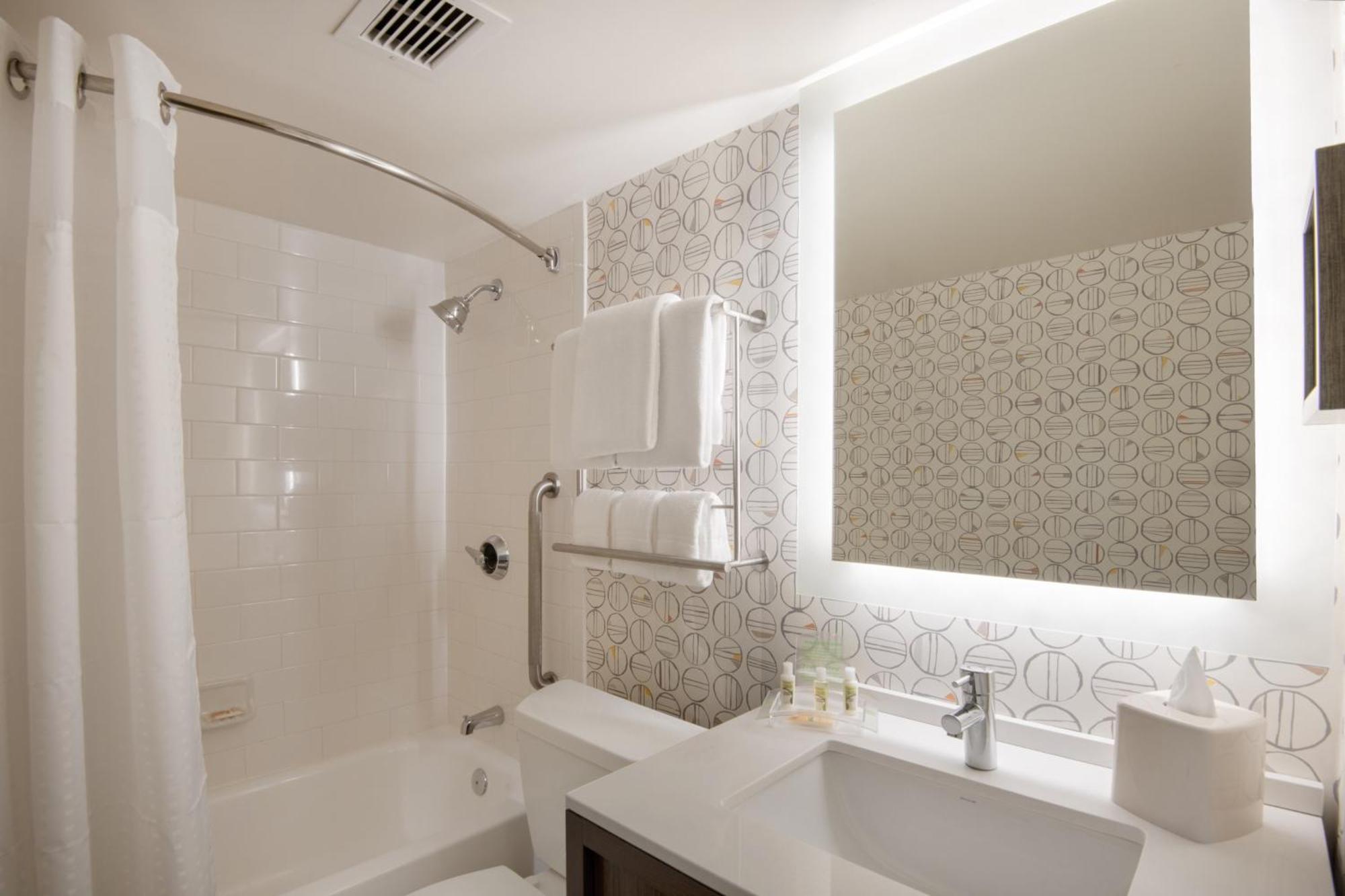 Standard Queen Room with Two Queen Beds and Mobility Accessible Tub