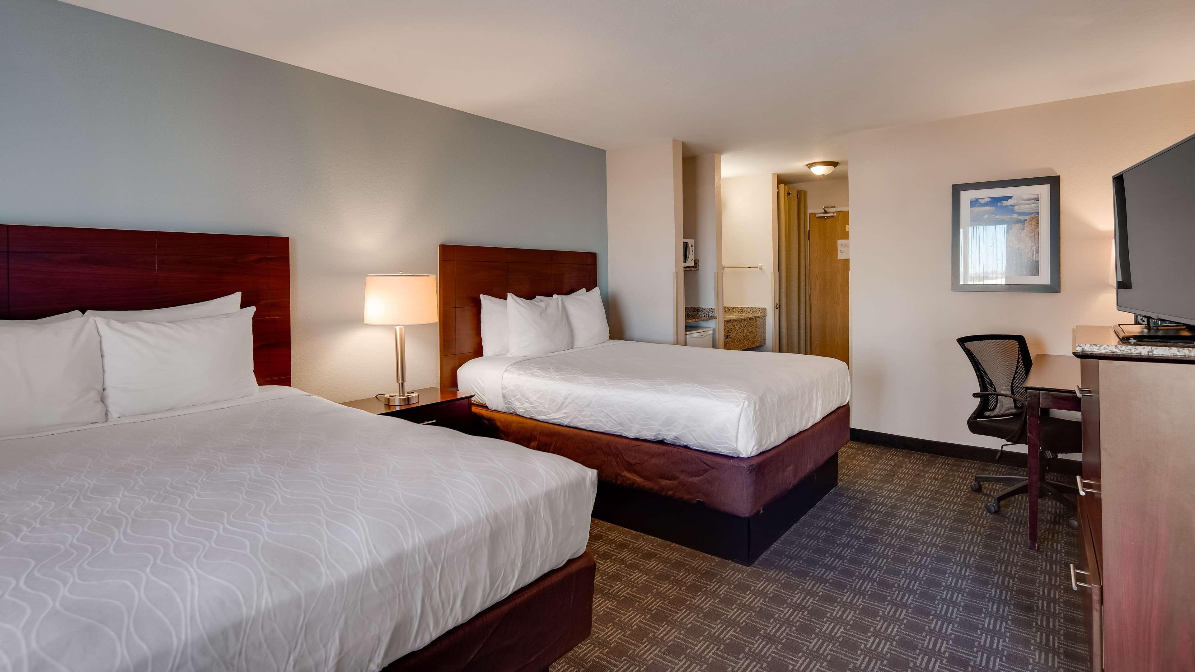 Queen Suite with Two Queen Beds/Sofa Bed - Non-Smoking