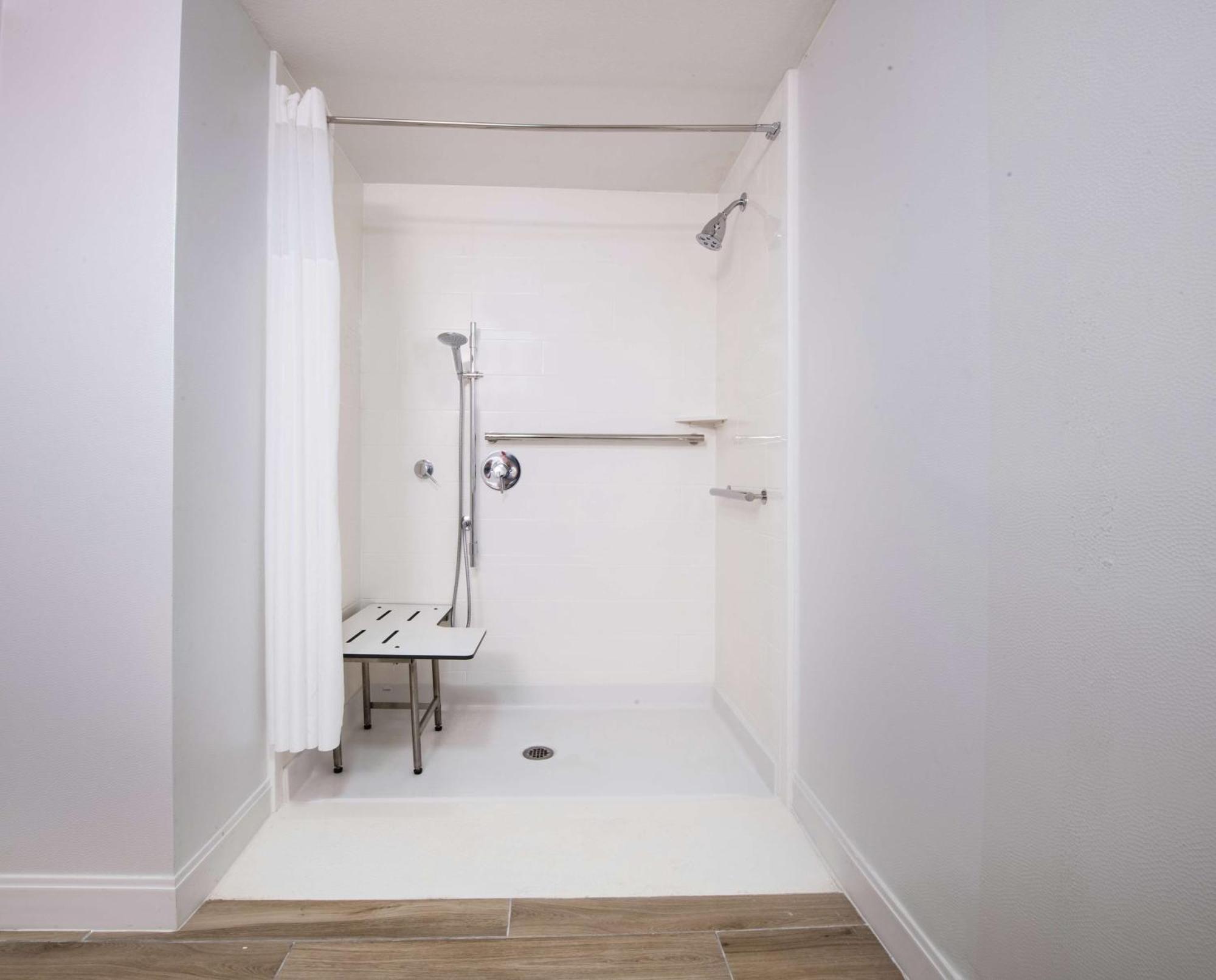Chambre Lit King-Size - Accessible aux Personnes à Mobilité Réduite - Non-Fumeurs