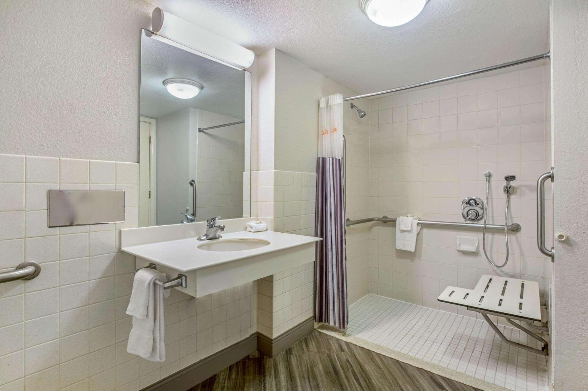 Deluxe King Room with Mobility Access and Bathtub with Grab Bars - Non-Smoking