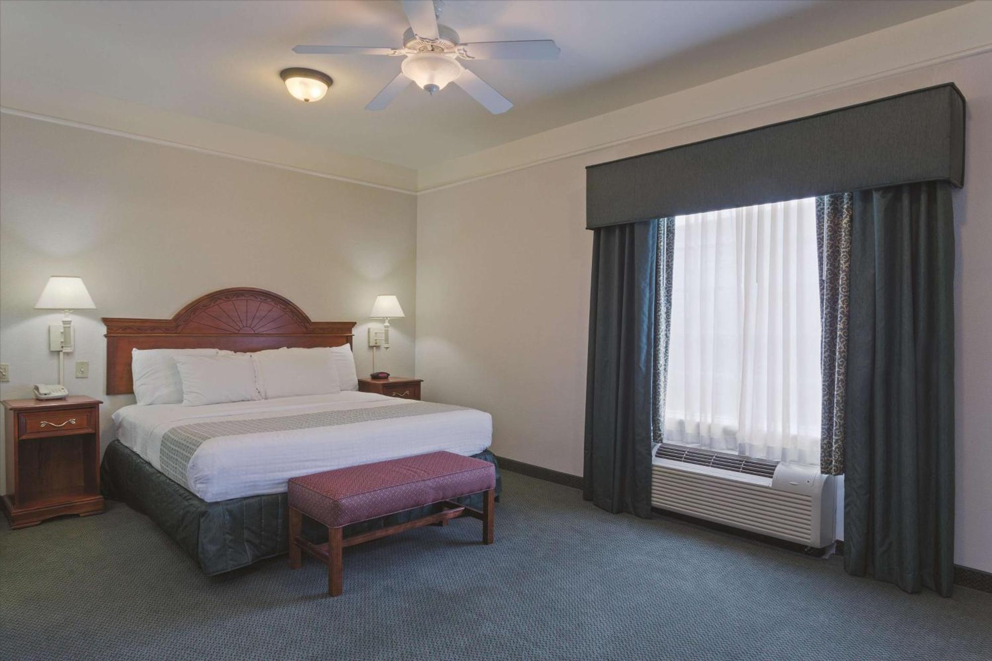 One-Bedroom King Suite - Non-Smoking,1598398520:JPEG