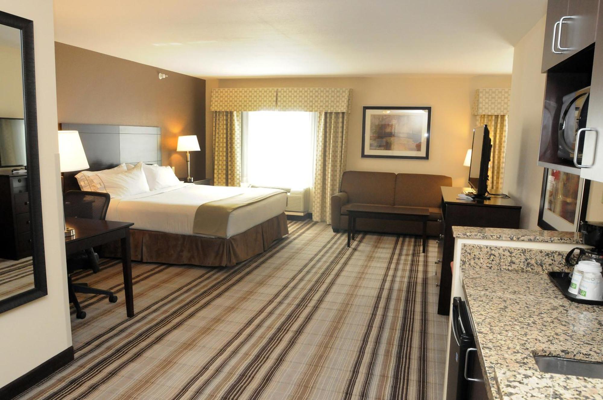 King Suite with Sofa Bed - Hearing Accessible