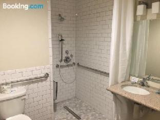 King Room with Roll-in Shower - Disability Access/Non-Smoking