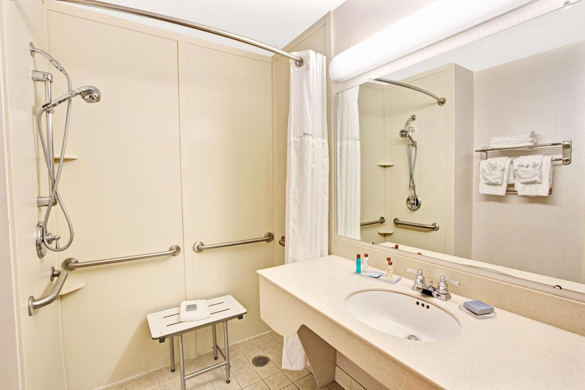 Queen Room with Two Queen Beds and Bath Tub - Mobility Accessible/Non-Smoking