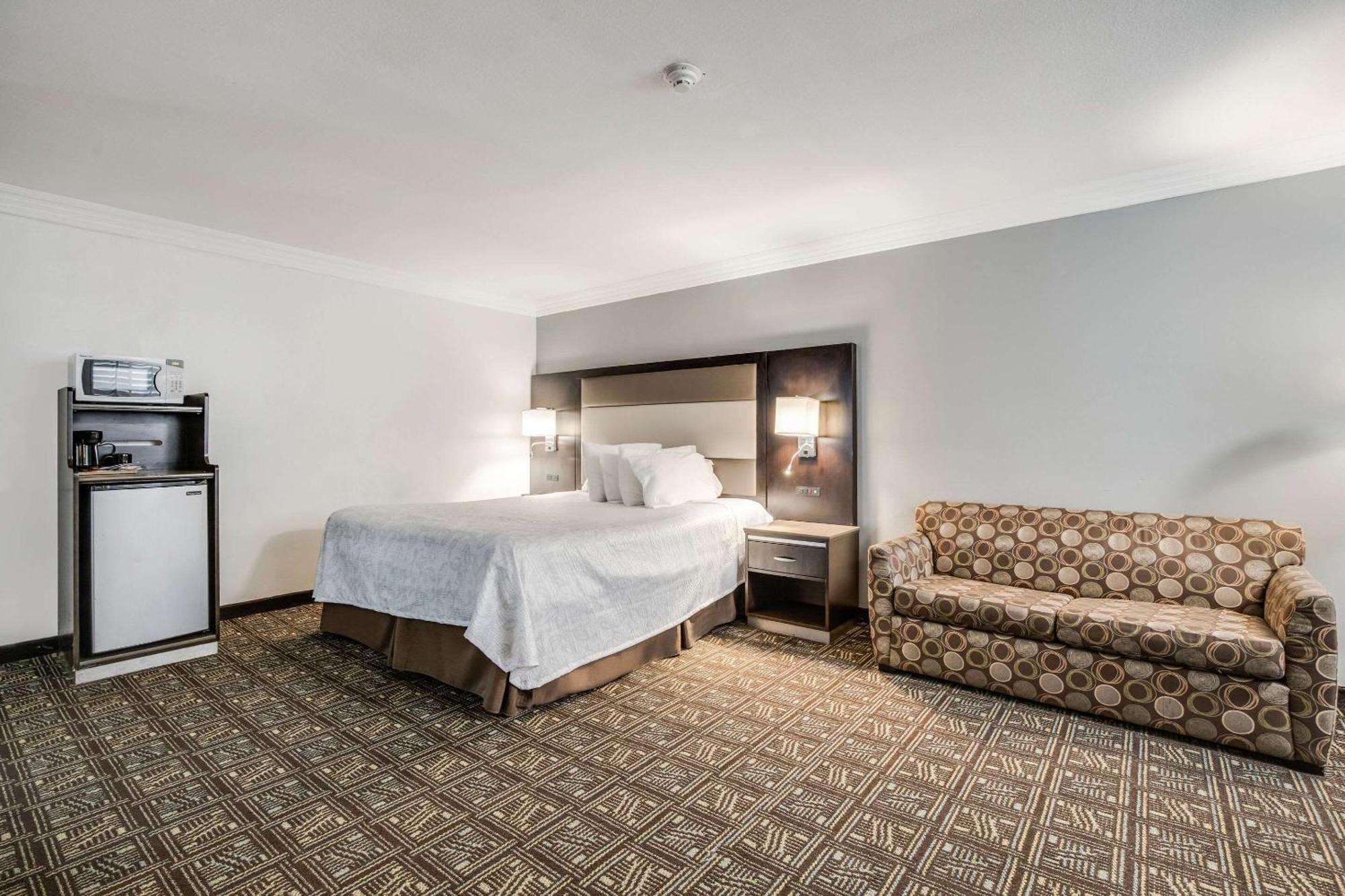 King Suite - Accessible/Non-Smoking