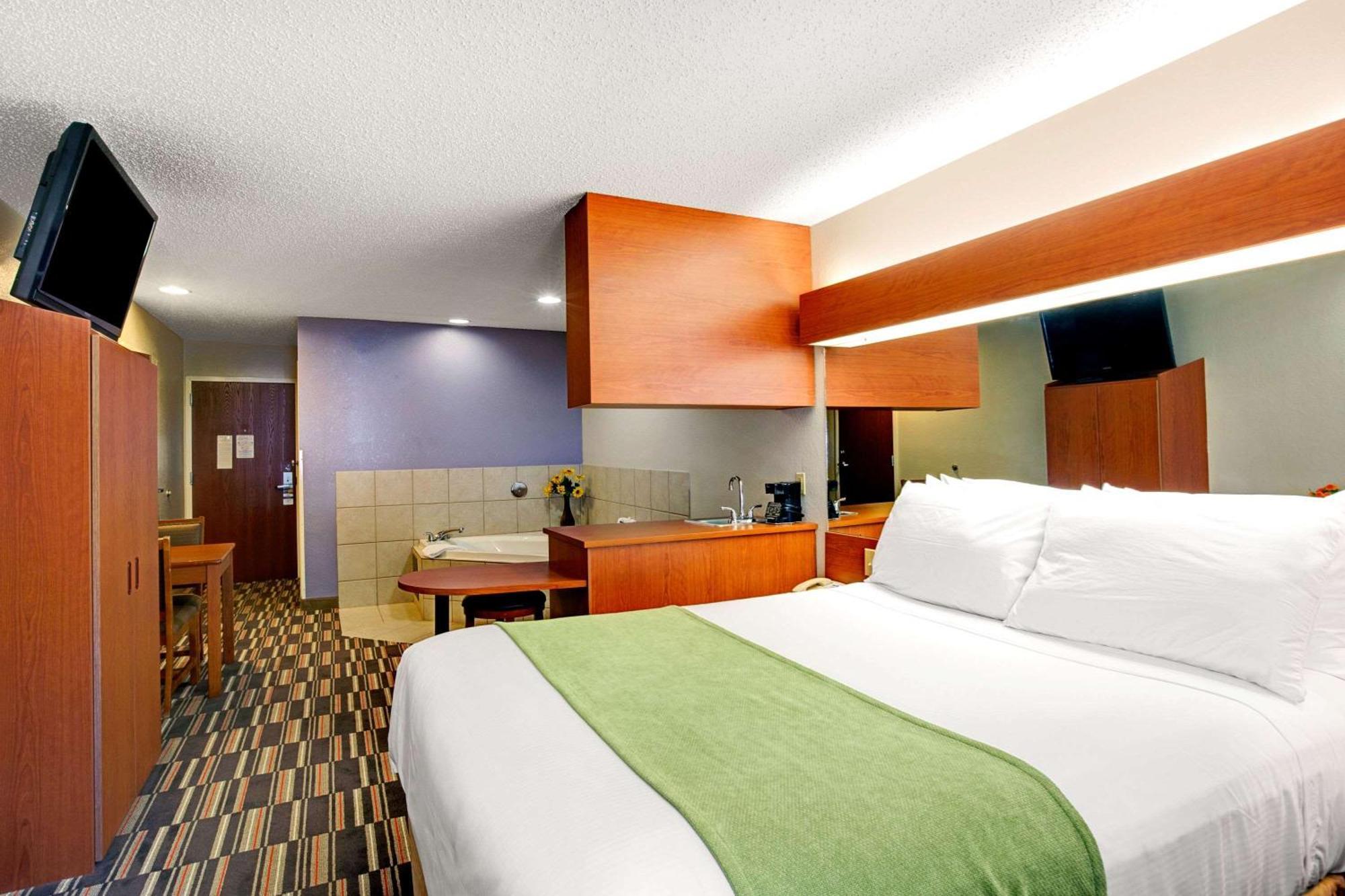 Deluxe Queen Studio Suite  - Non-Smoking,1588112060:JPEG