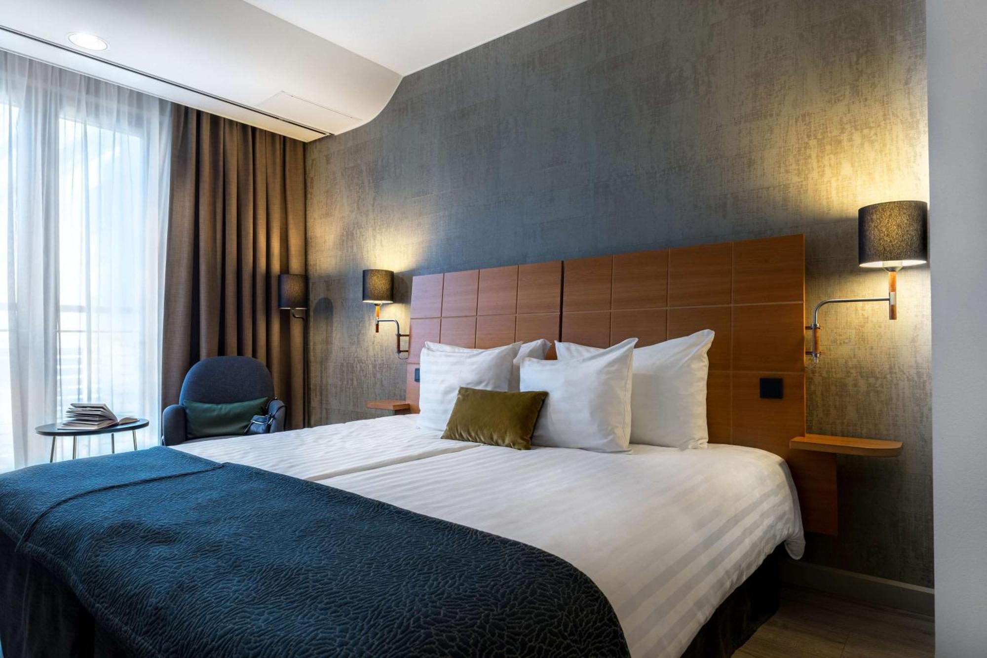 Habitación con cama grande
