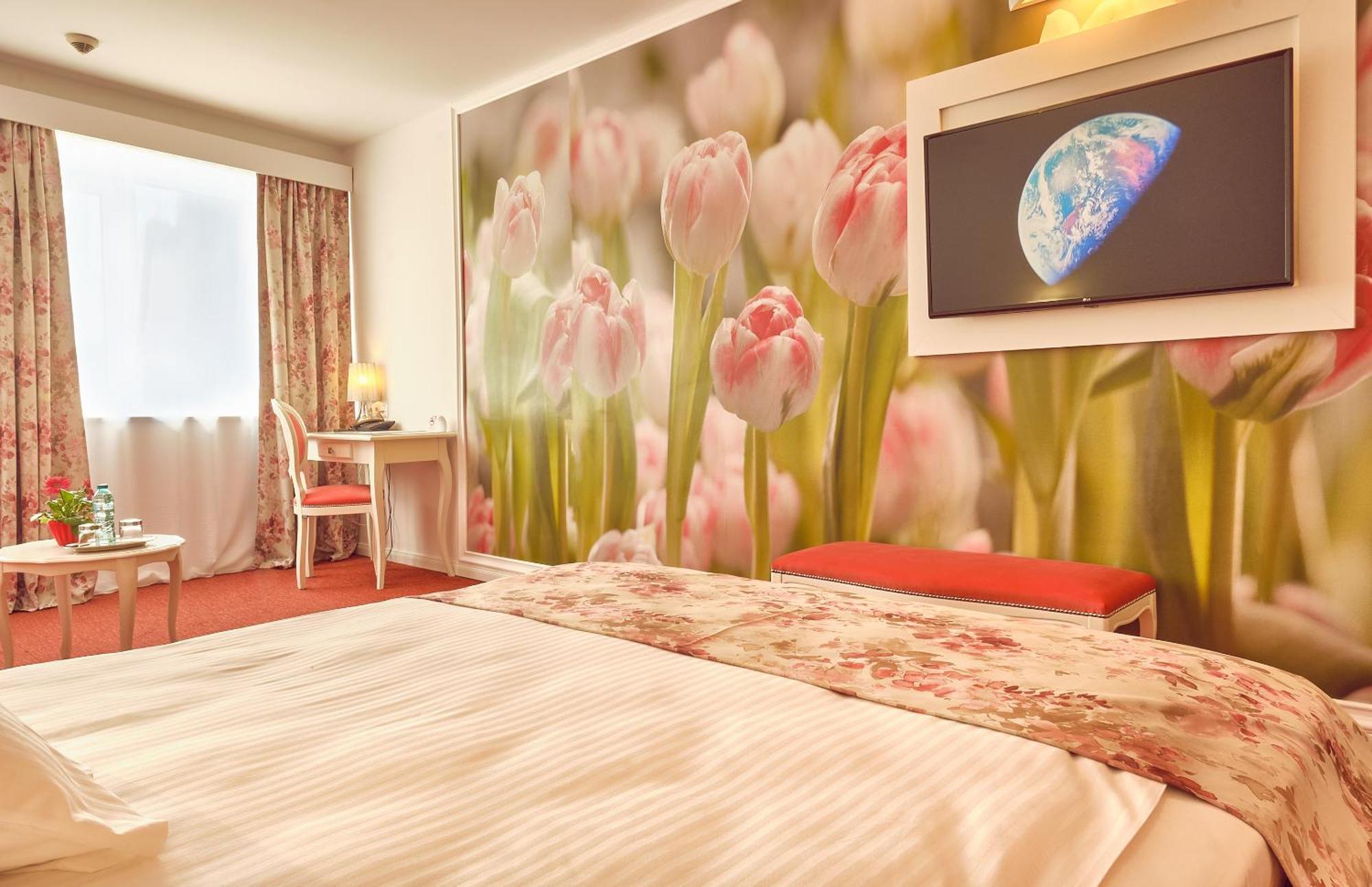 Deluxe Double Room with sofa Palace of Parliament view