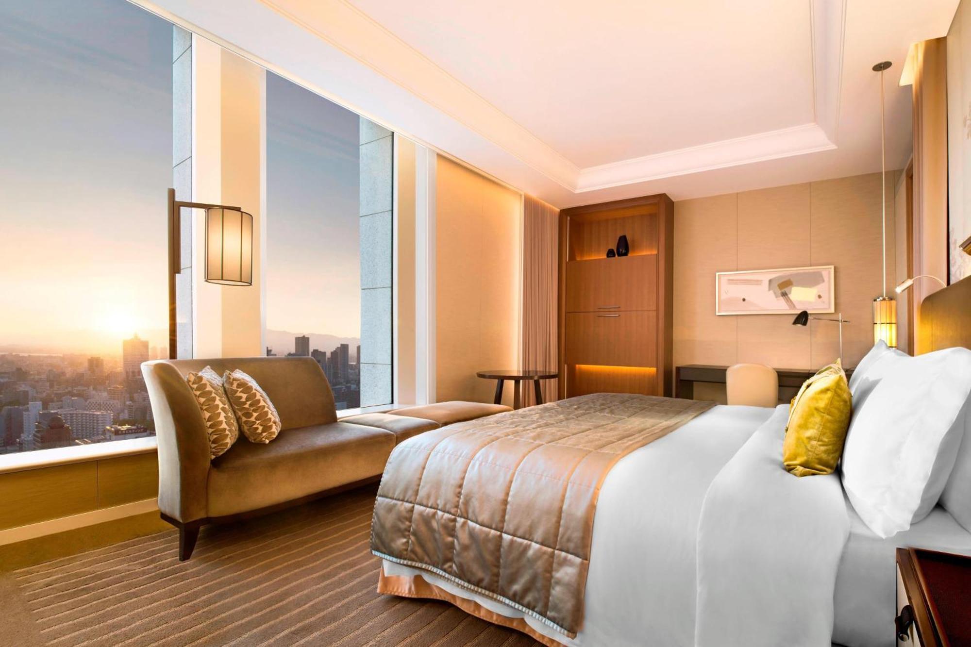 Grand Deluxe King Room with Skyline View