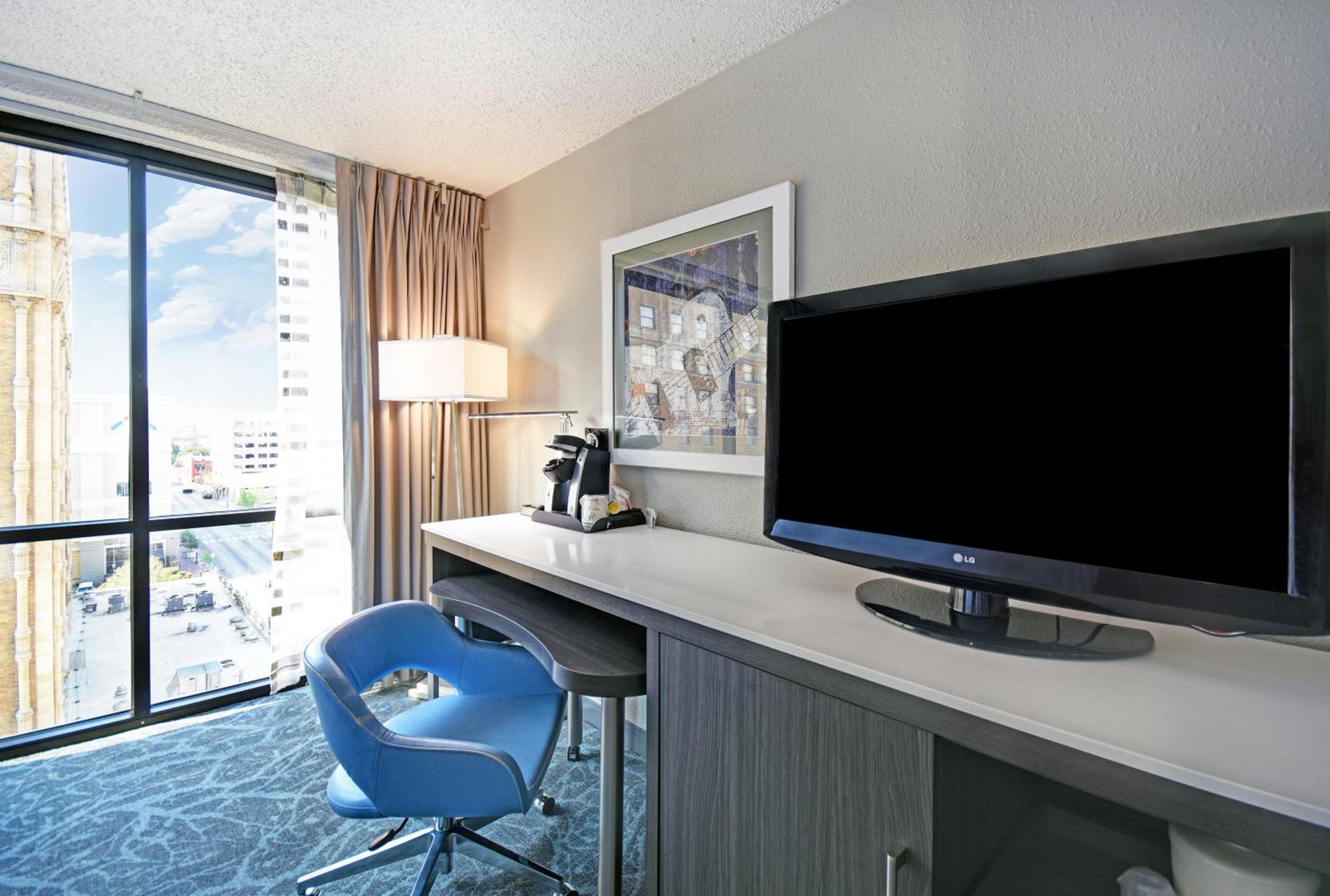 Standard Doppelzimmer mit 2 Doppelbetten und Stadtblick
