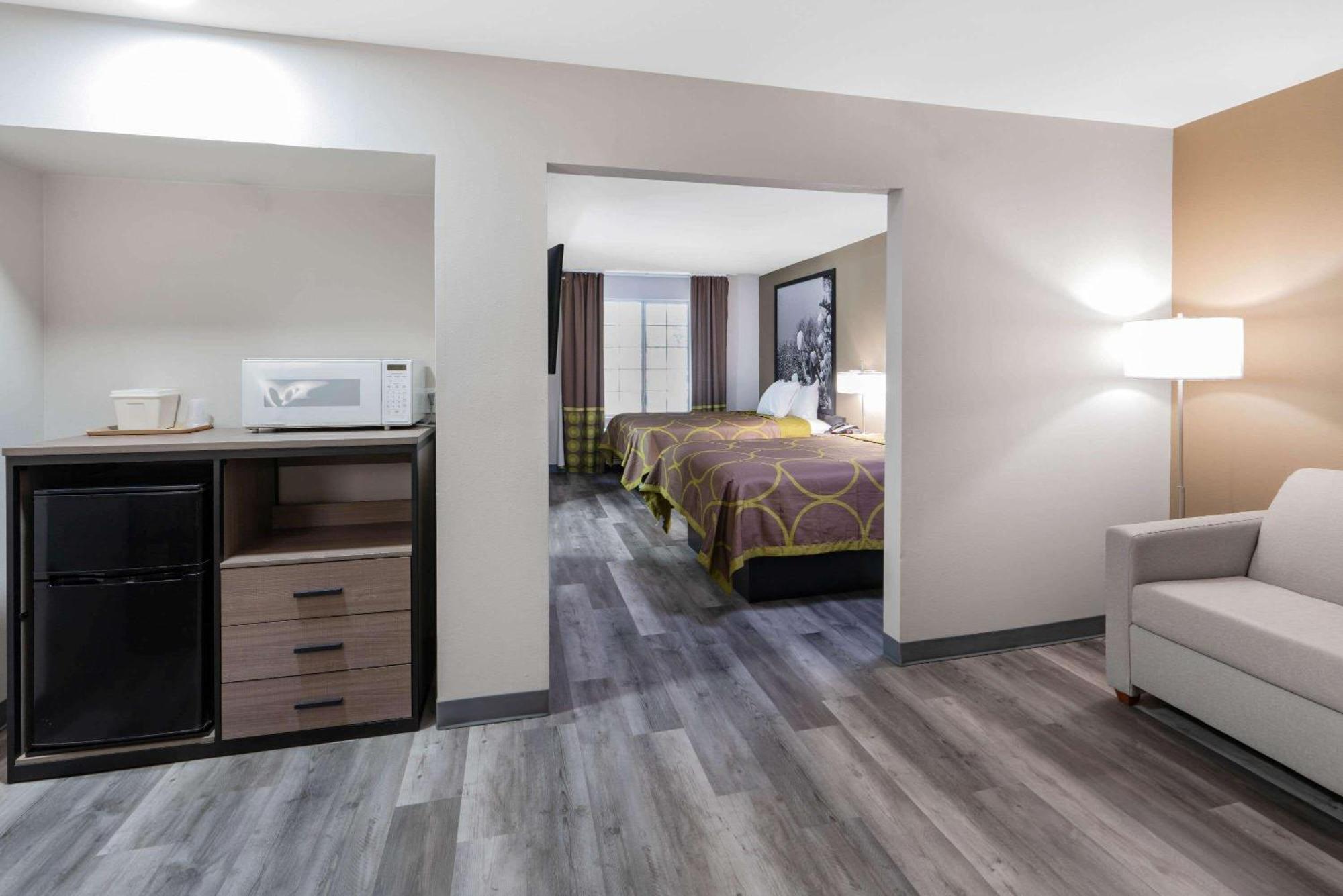 Queen Suite with Two Queen Beds - Smoking