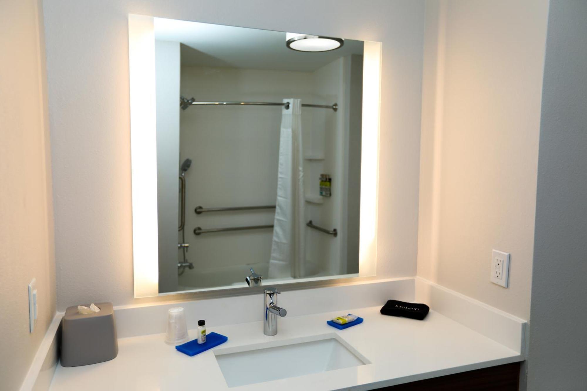 King Room - Mobility Access/Hearing Accessible