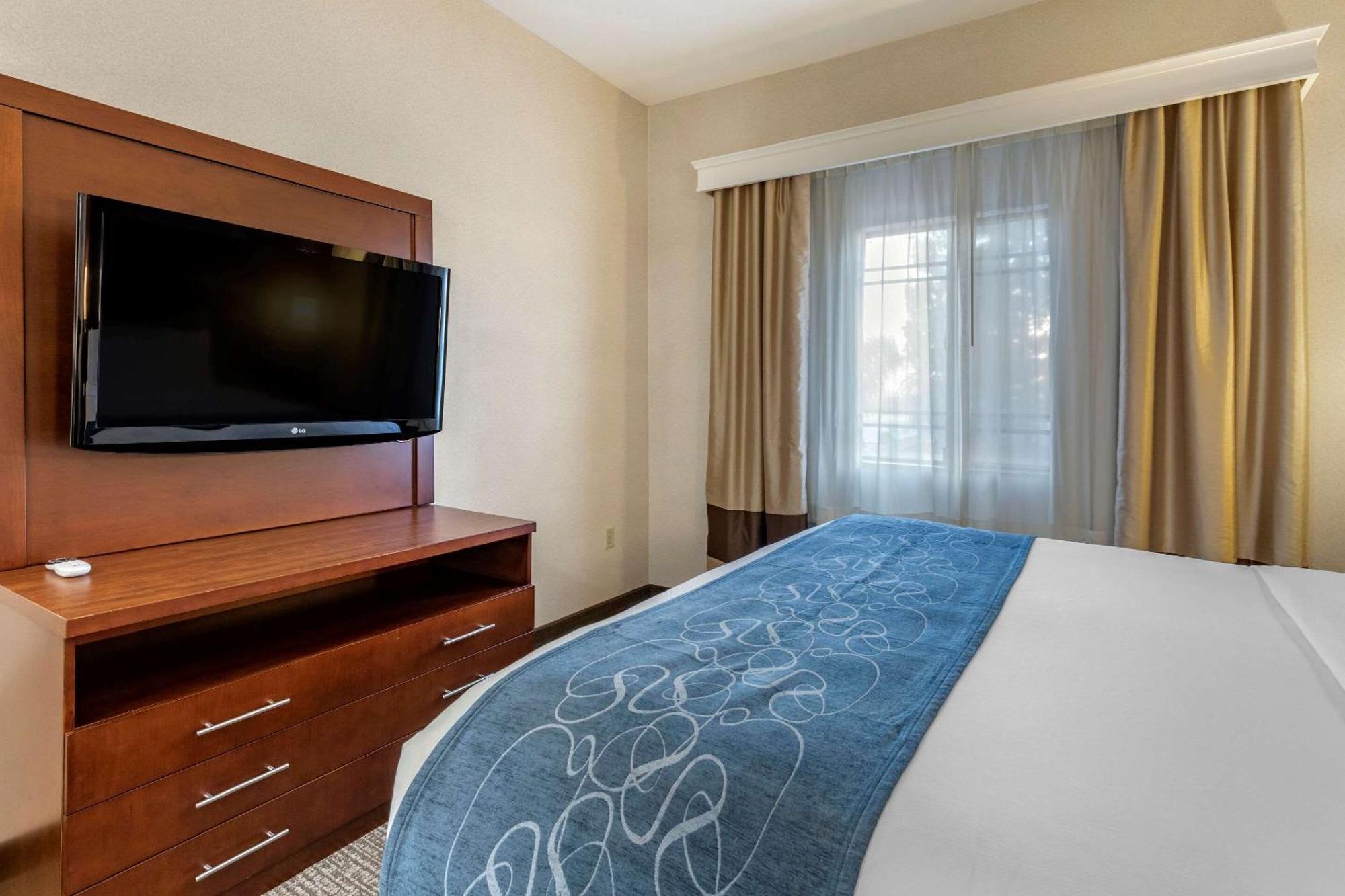 Business King Suite with Tub - Accessible/Non-Smoking