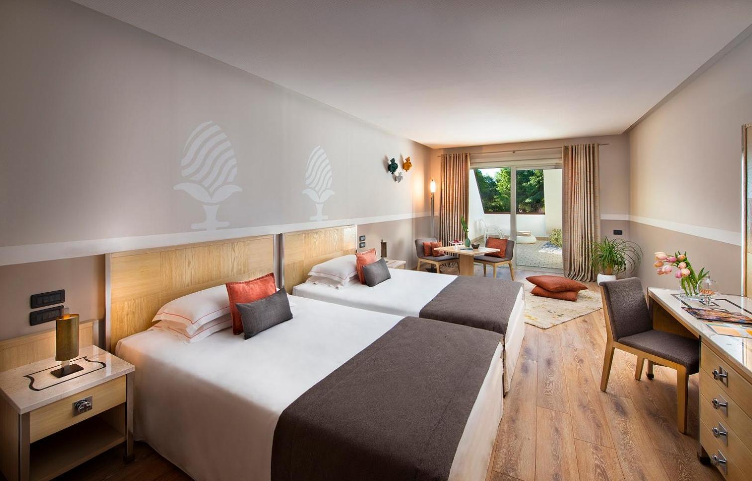 Camera Tripla Superior