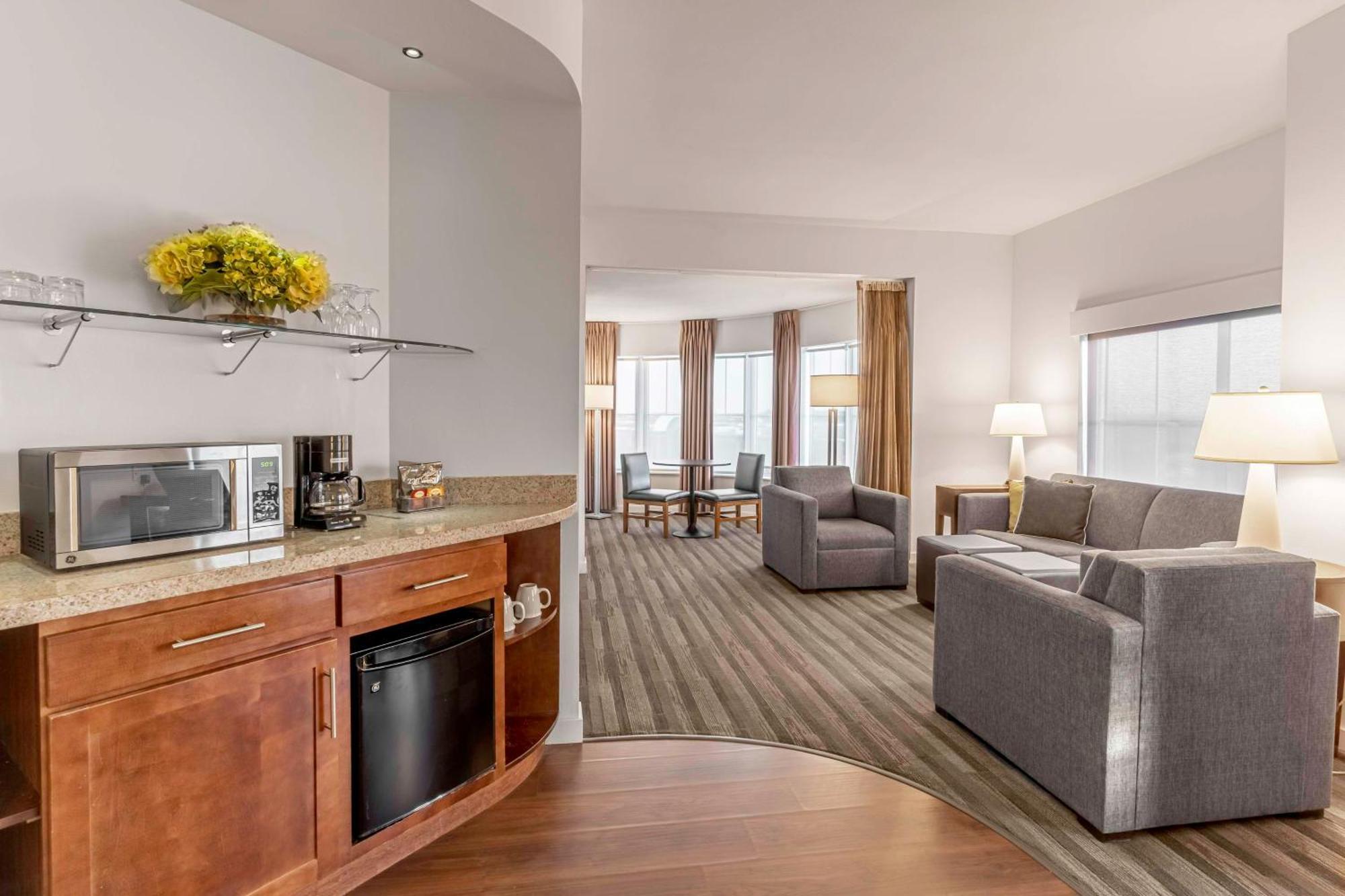 Executive Corner Suite