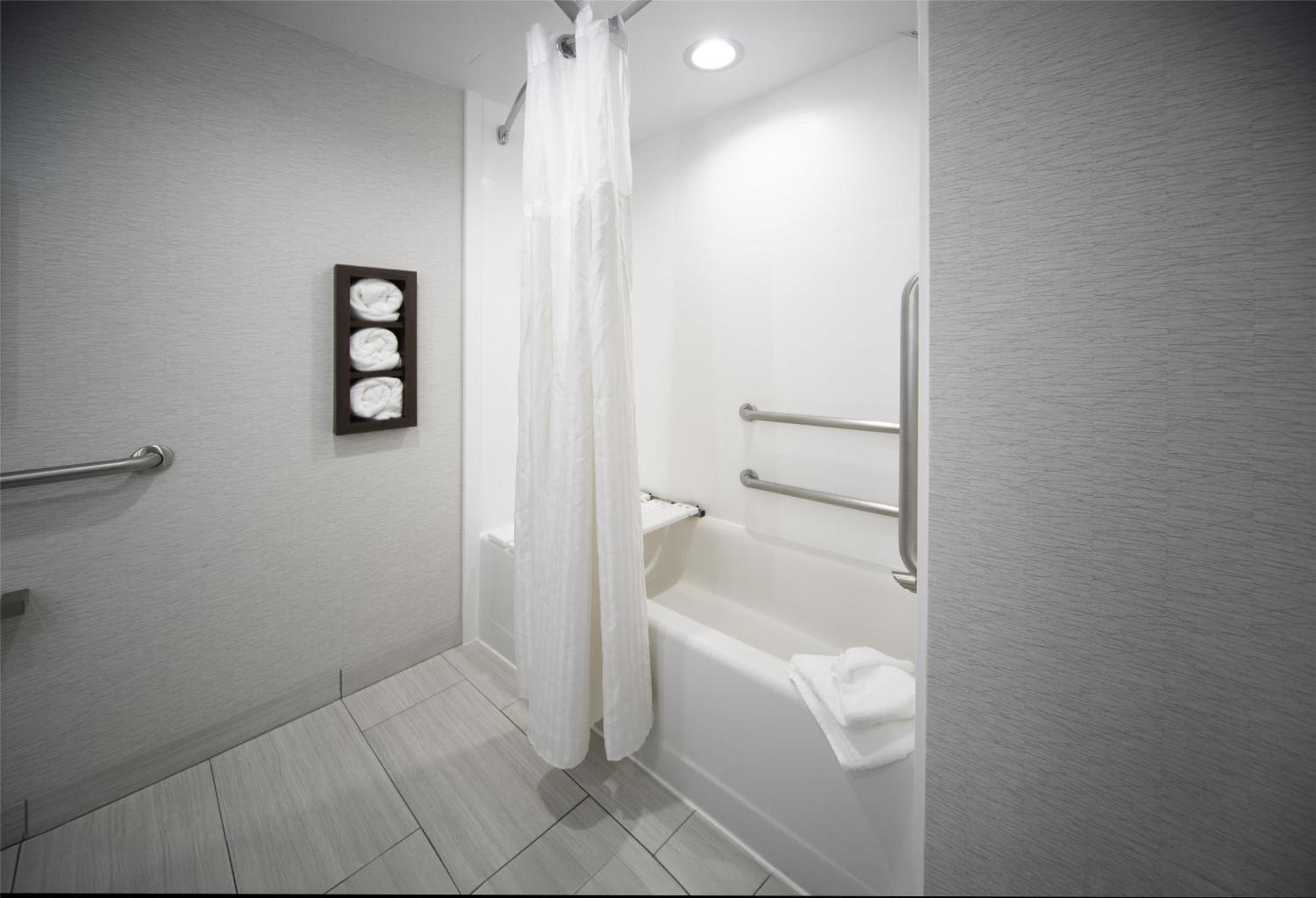 King Room with Accessible Tub - Mobility Access