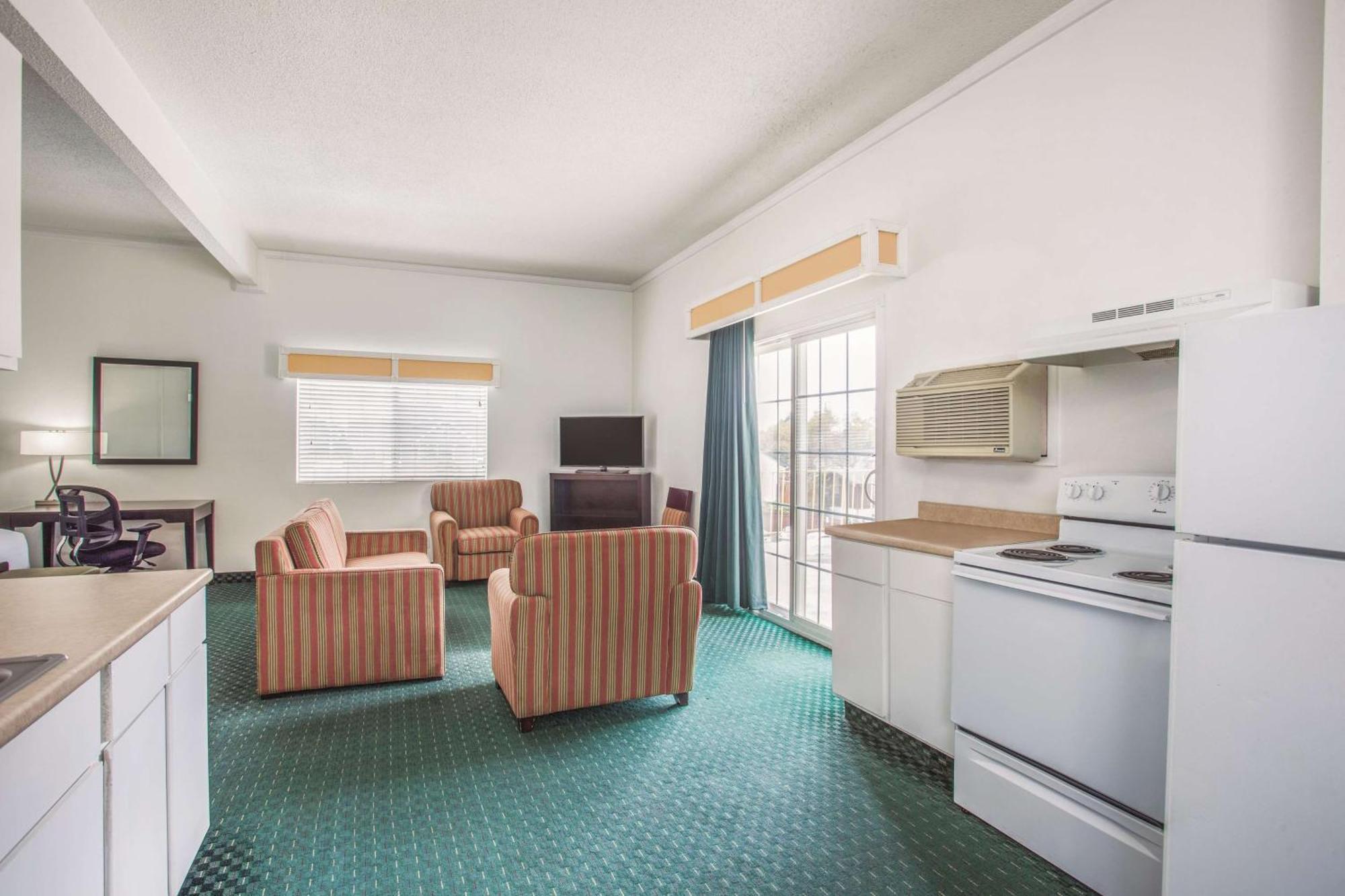 Deluxe King Suite with Pool View - Non-Smoking