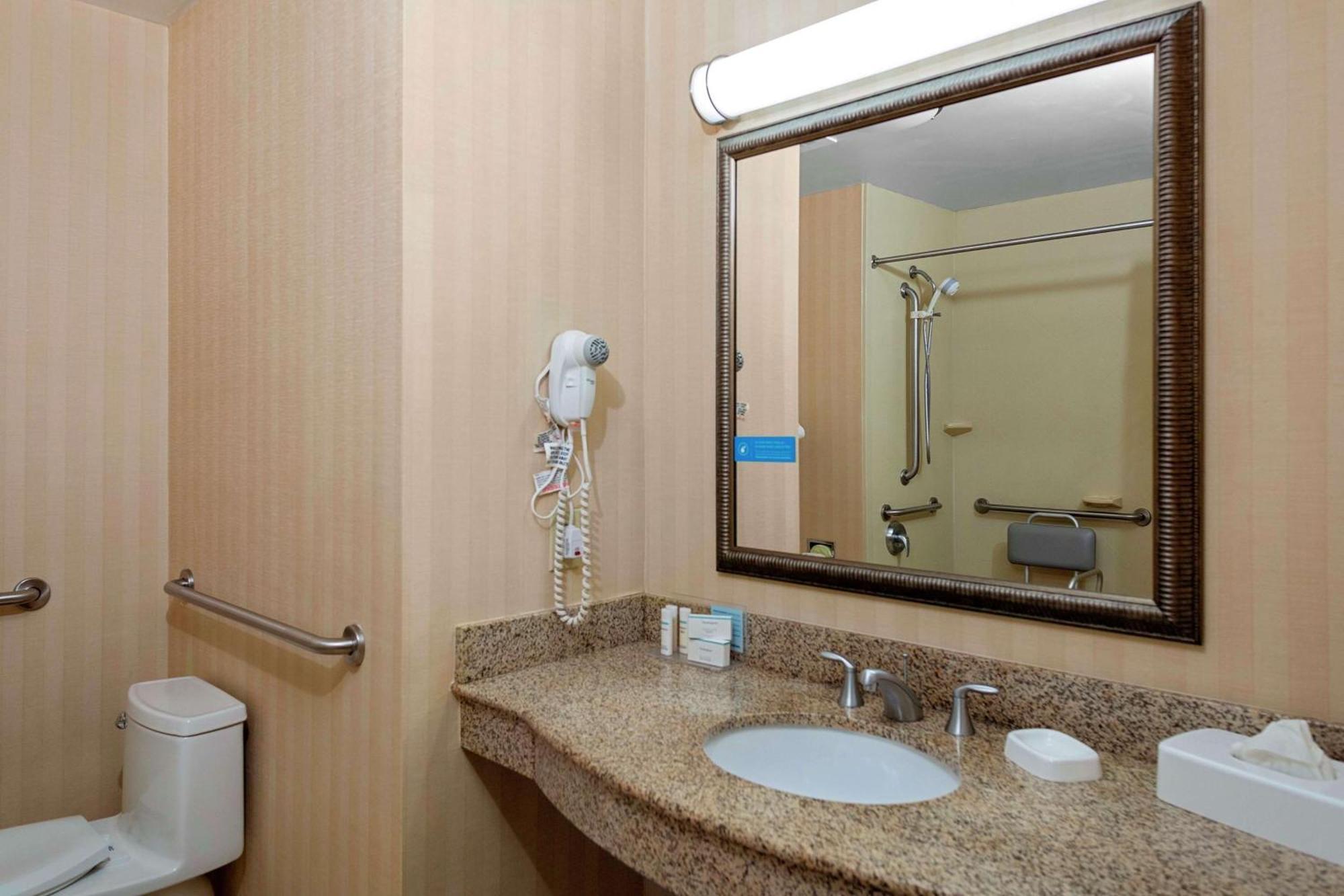 King Room with Accessible Tub - Mobility and Hearing Access/Non-Smoking