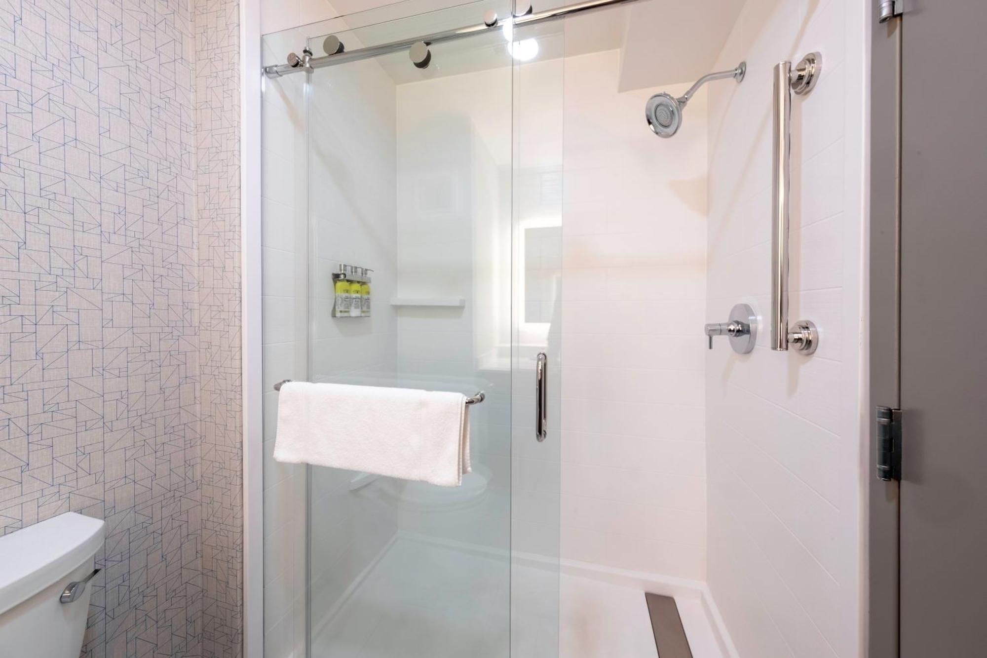 Standard Double Room with Two Double Beds and Accessible Tub - Mobility Access