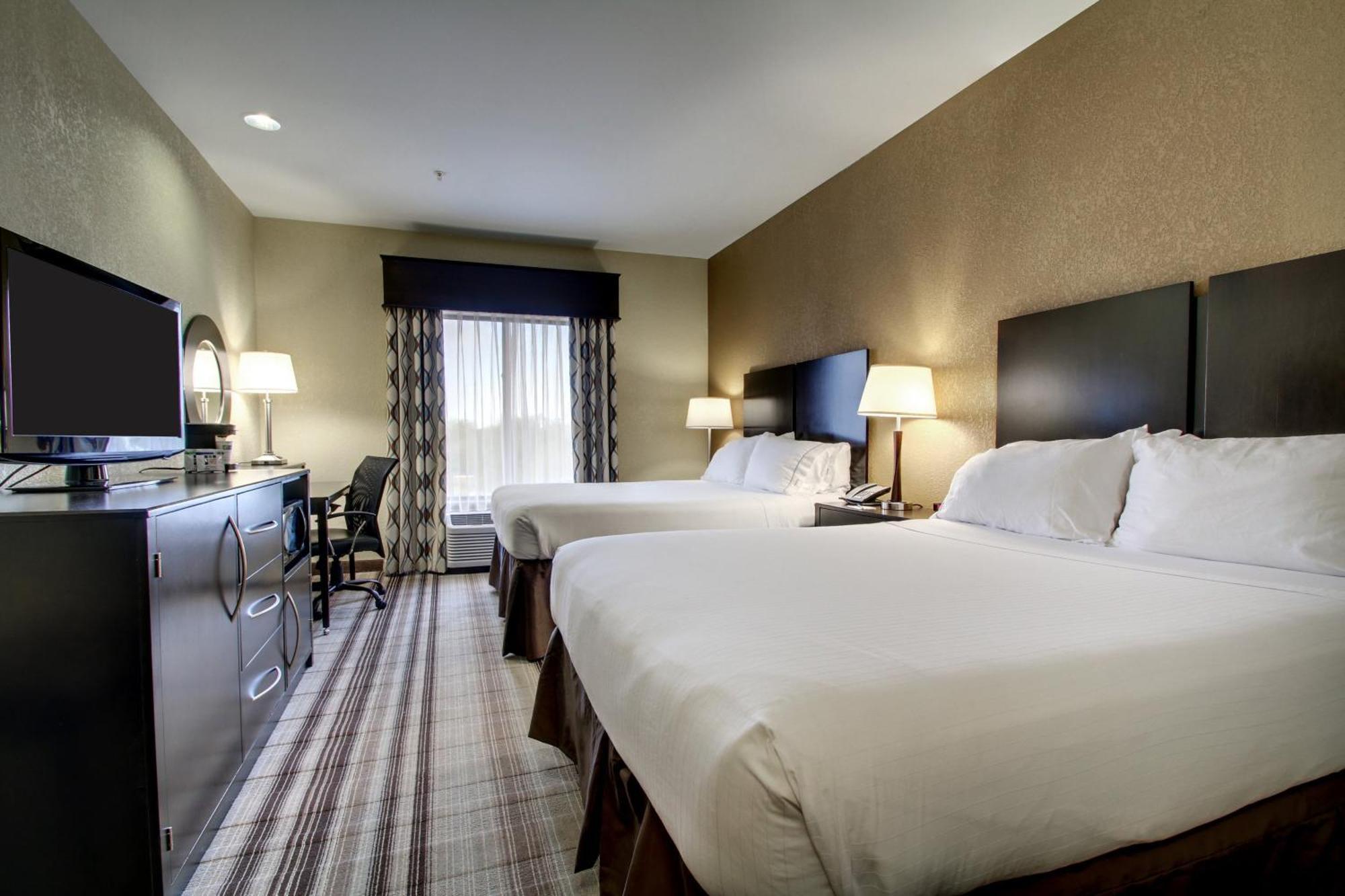 Standard Queen Room with Two Queen Beds - Extra Floor Space