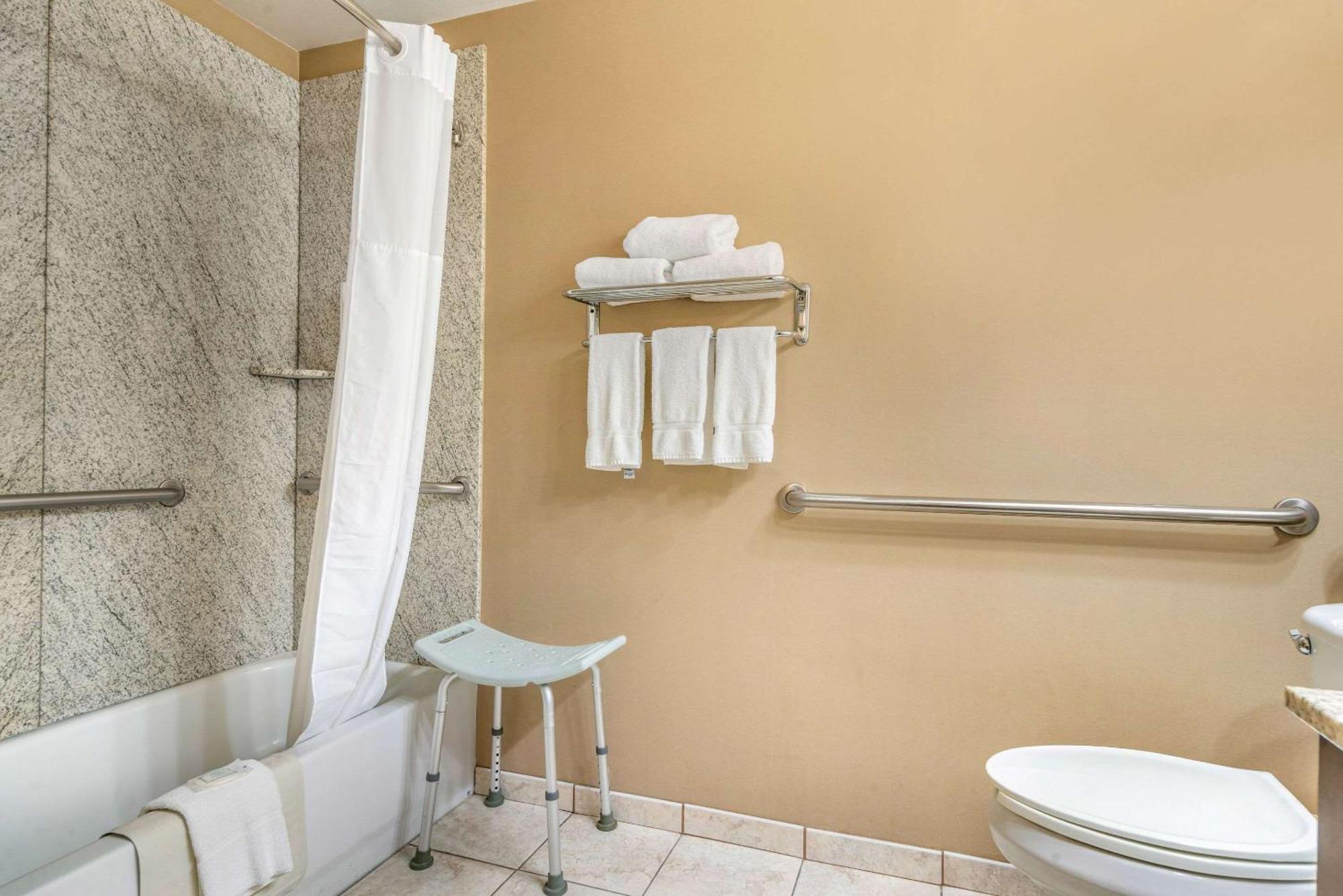 King Suite - Accessible/Non-Smoking