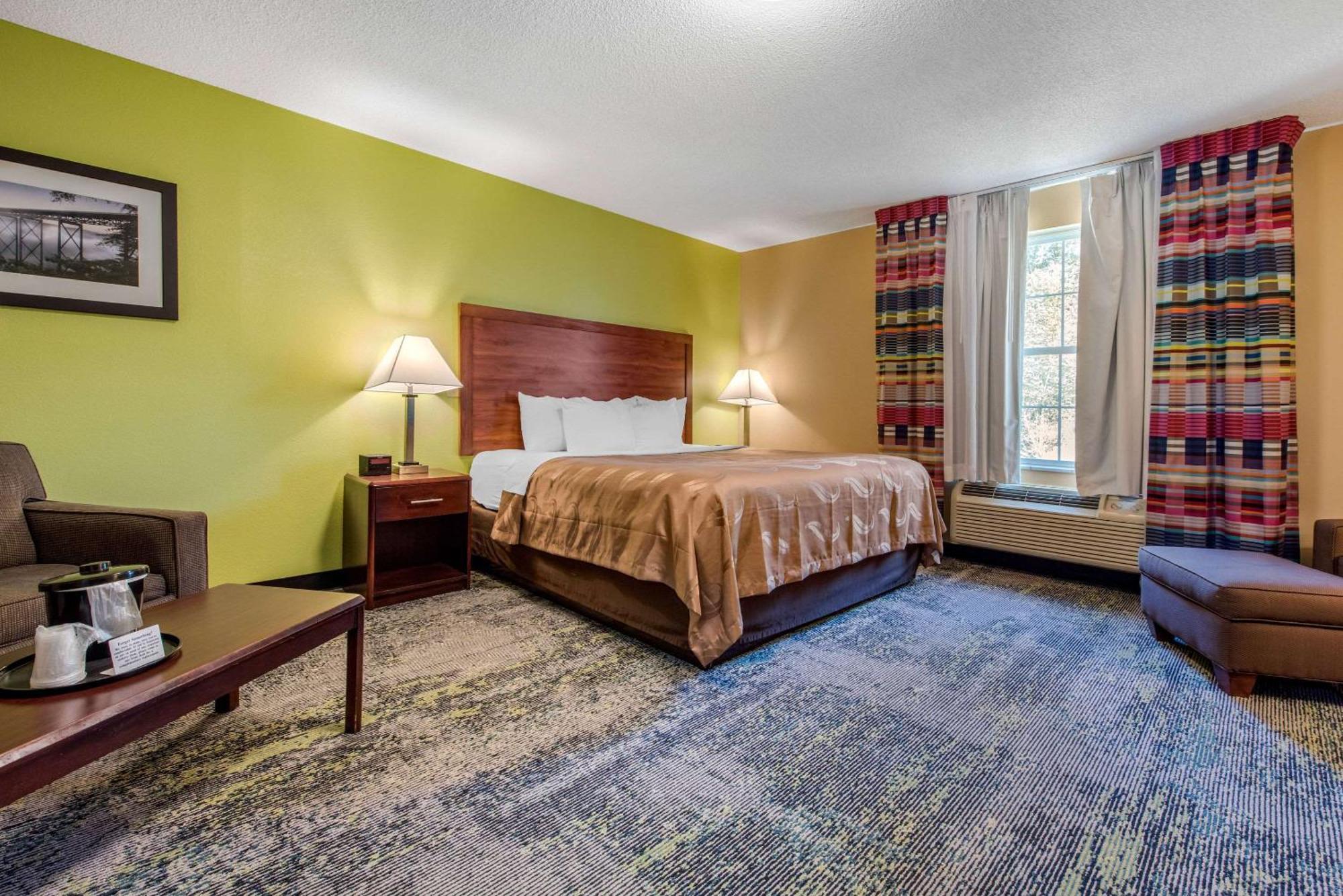 Suite, King Bed, Non-Smoking,1281250921:JPEG