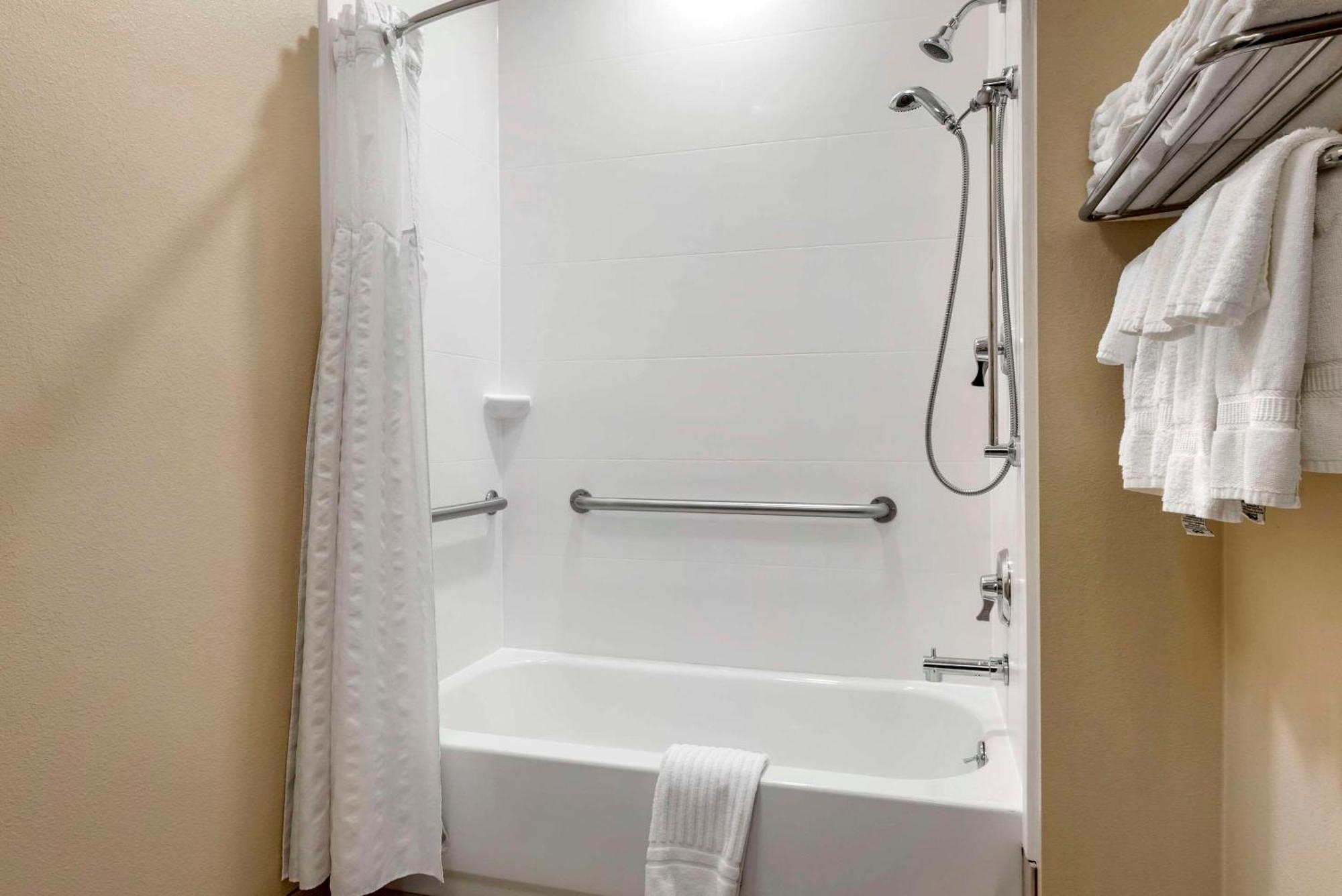 Queen Room with Two Queen Beds - Accessible/Non-Smoking,1643773172:JPEG