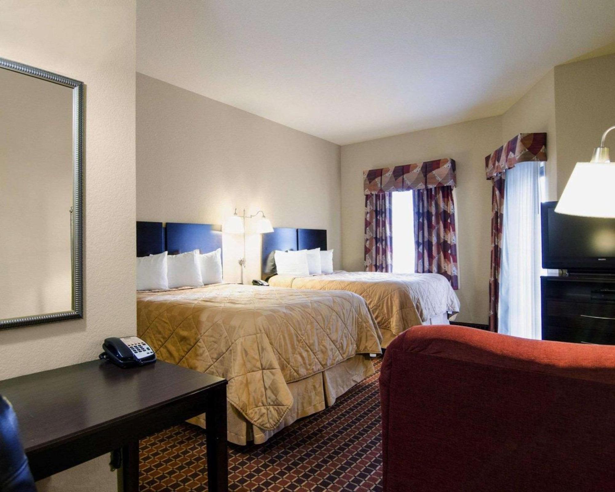 Queen Suite with 2 Queen Beds - Non-Smoking