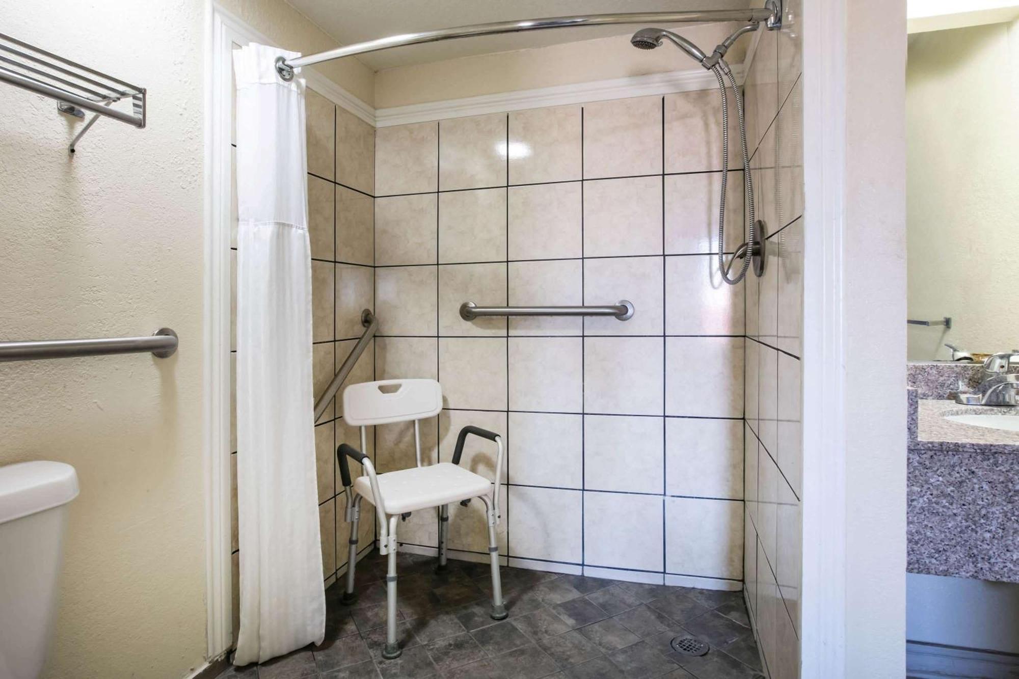 King Room with Bath Tub - Mobility/Hearing Accessible - Non-Smoking