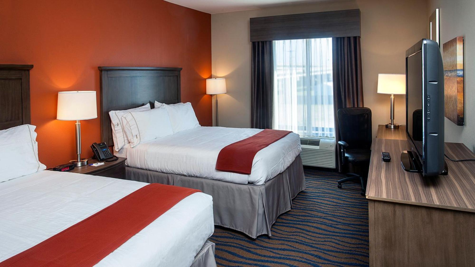 Standard Queen Room with Two Queen Beds and Roll-In Shower - Mobility Access