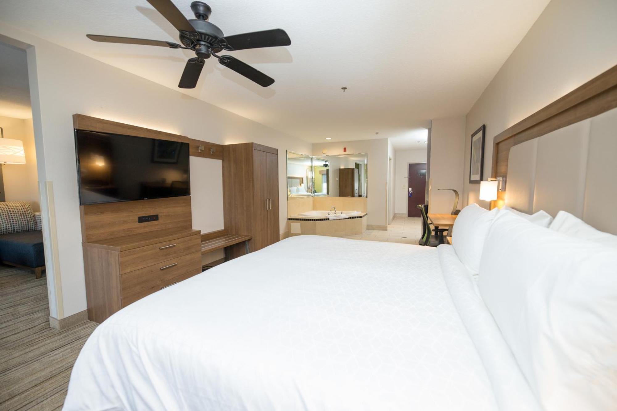 King Suite with Jetted Tub