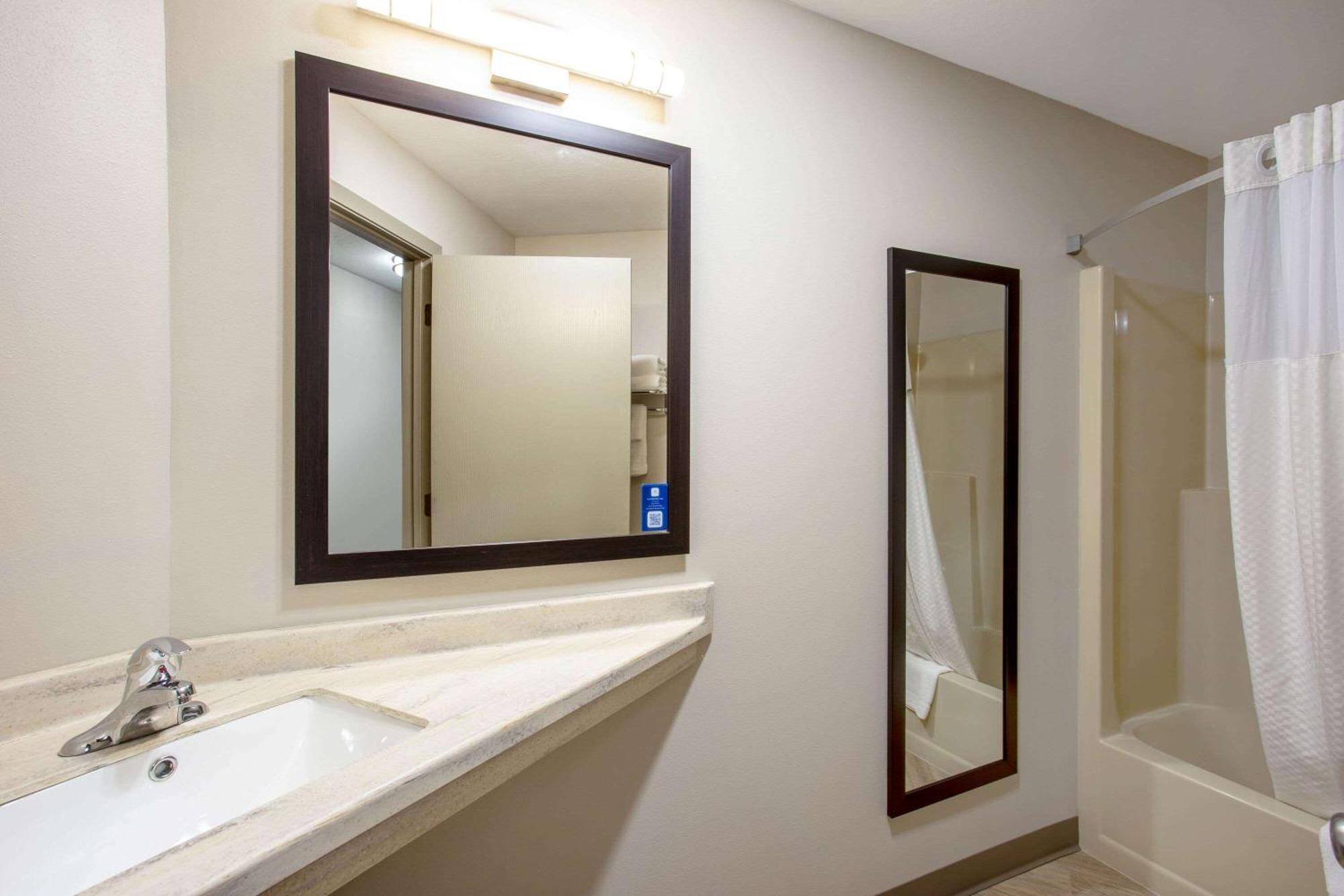 Studio Suite with Three Queen Beds - Non-Smoking