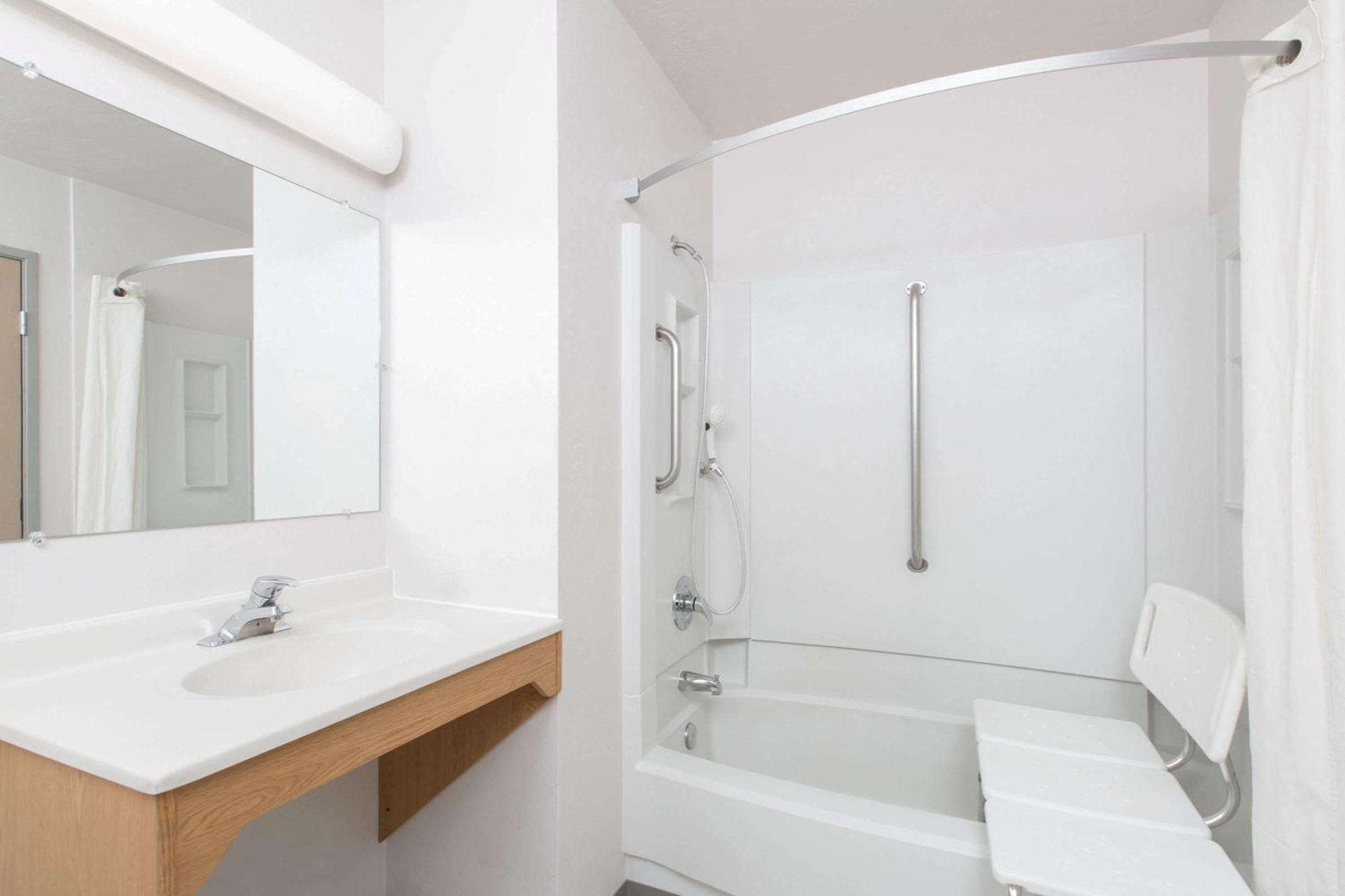 Queen Room - Mobility Access/Non-Smoking