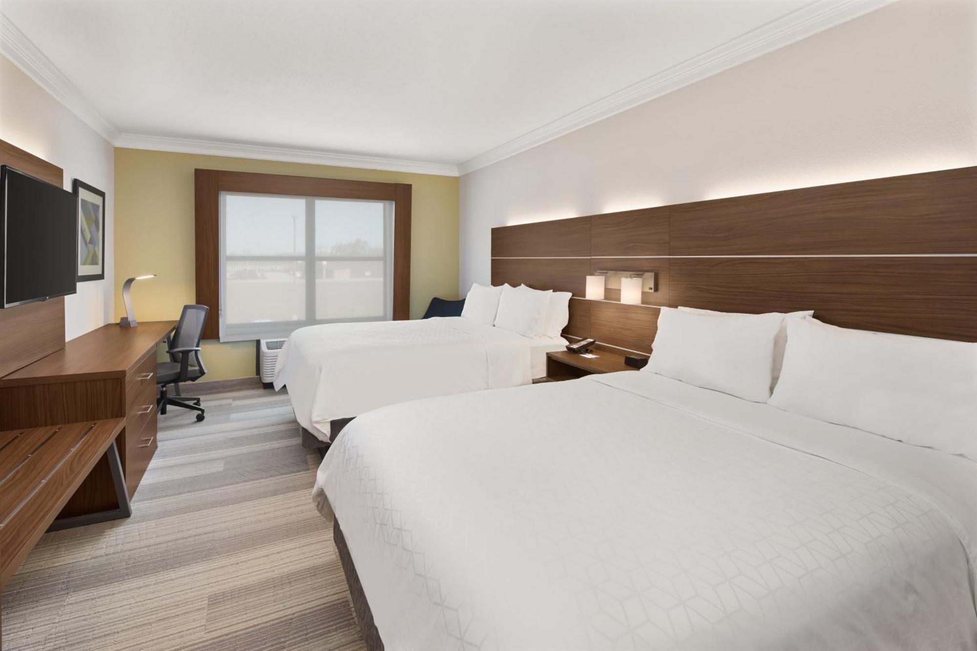 Standard Queen Room Two Queen Beds Mobility Accessible Tub