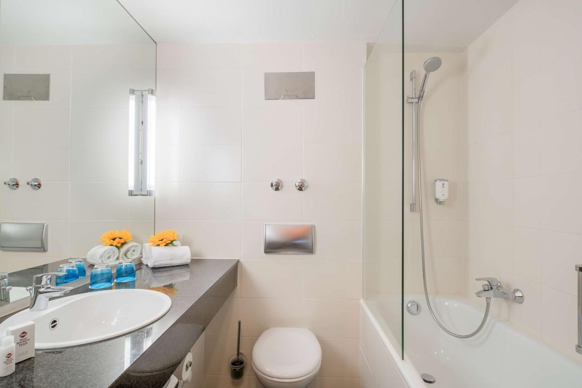 Apartment mit Doppelbett und Balkon