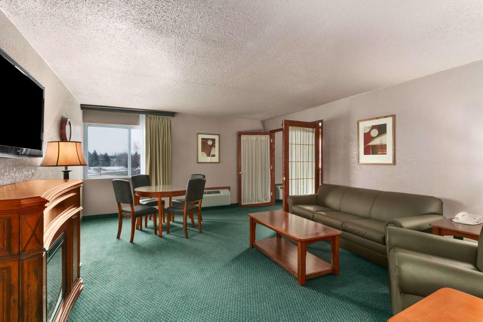 King Suite - Non-Smoking