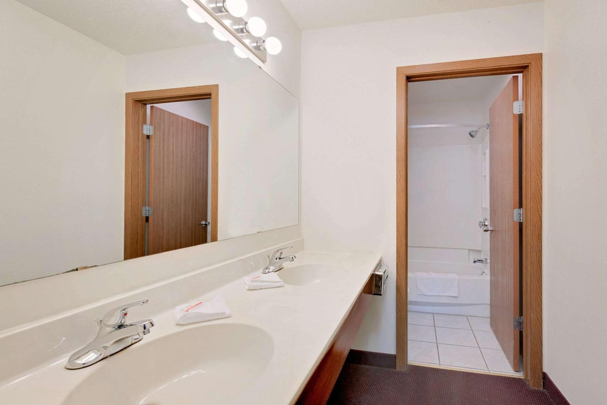 Deluxe Queen Suite - Non-Smoking