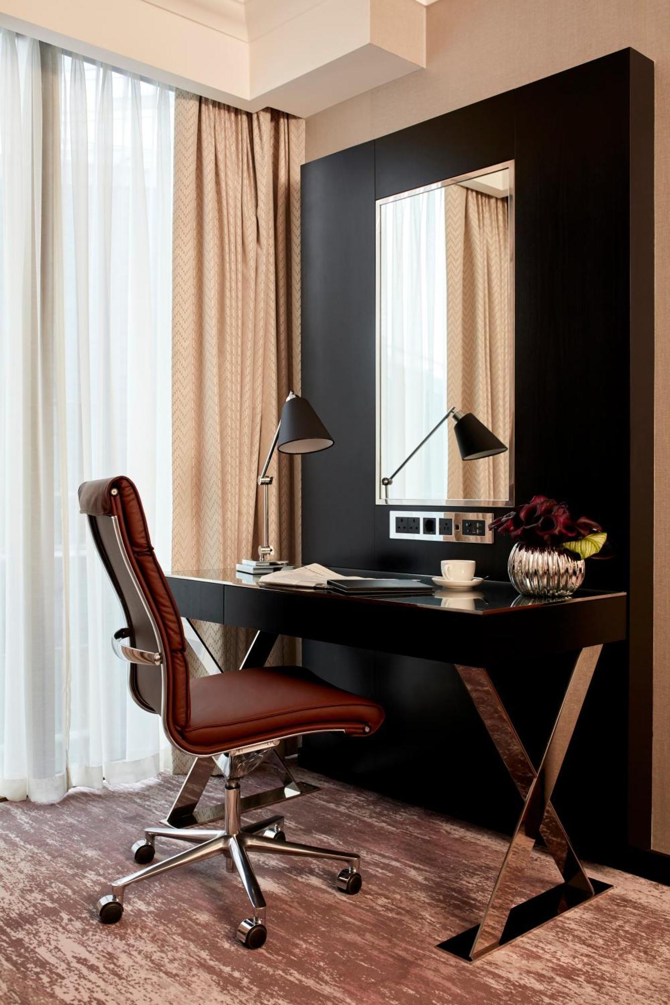 Zimmer mit Kingsize-Bett und Flussblick