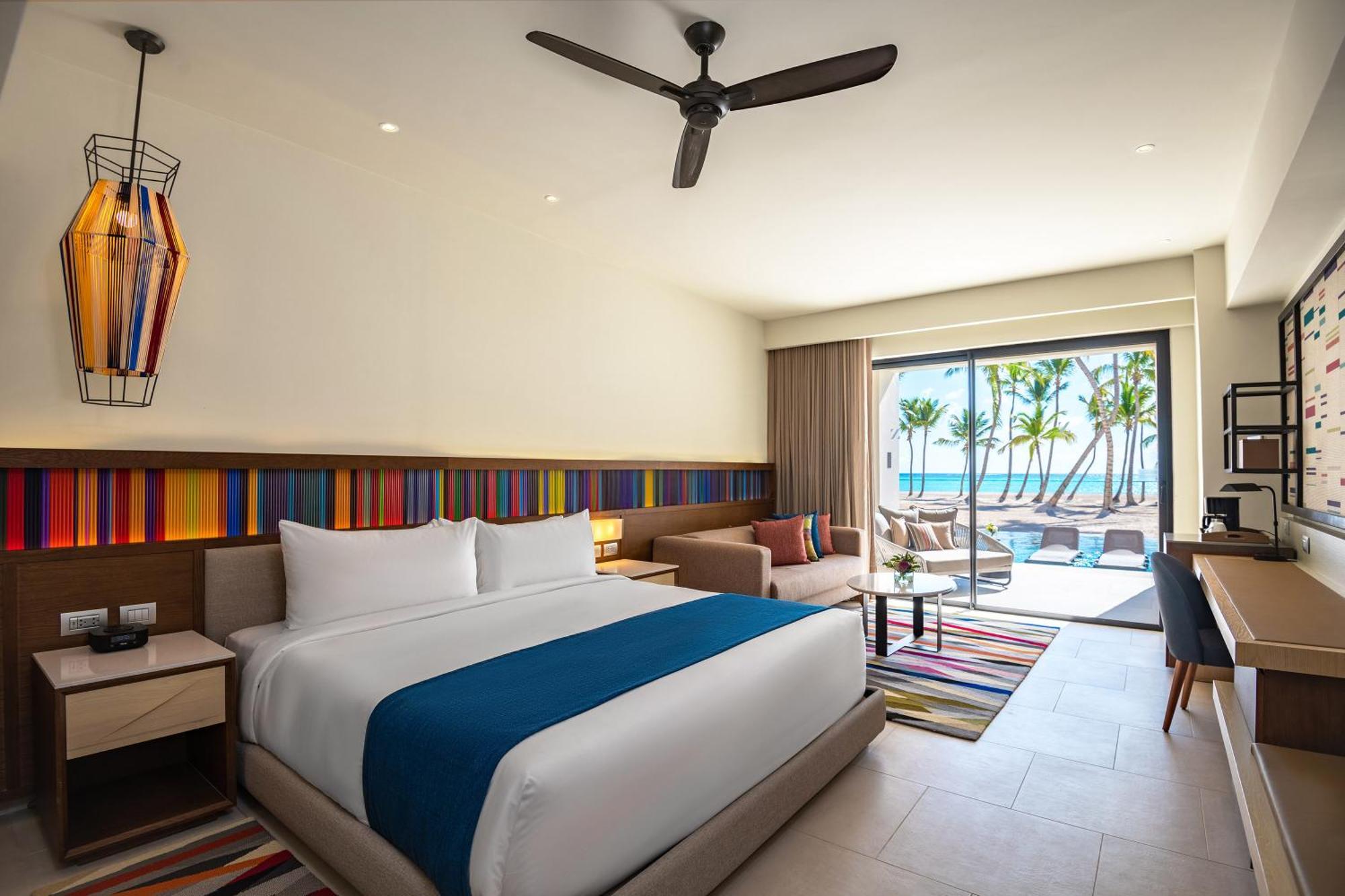 Oceanfront Swim-Up Club Junior Suite,969593209:JPEG