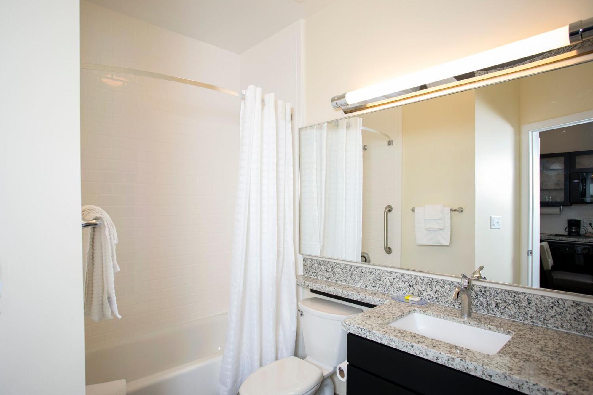 Queen Studio Suite - Mobility Access Roll in Shower/Non-Smoking