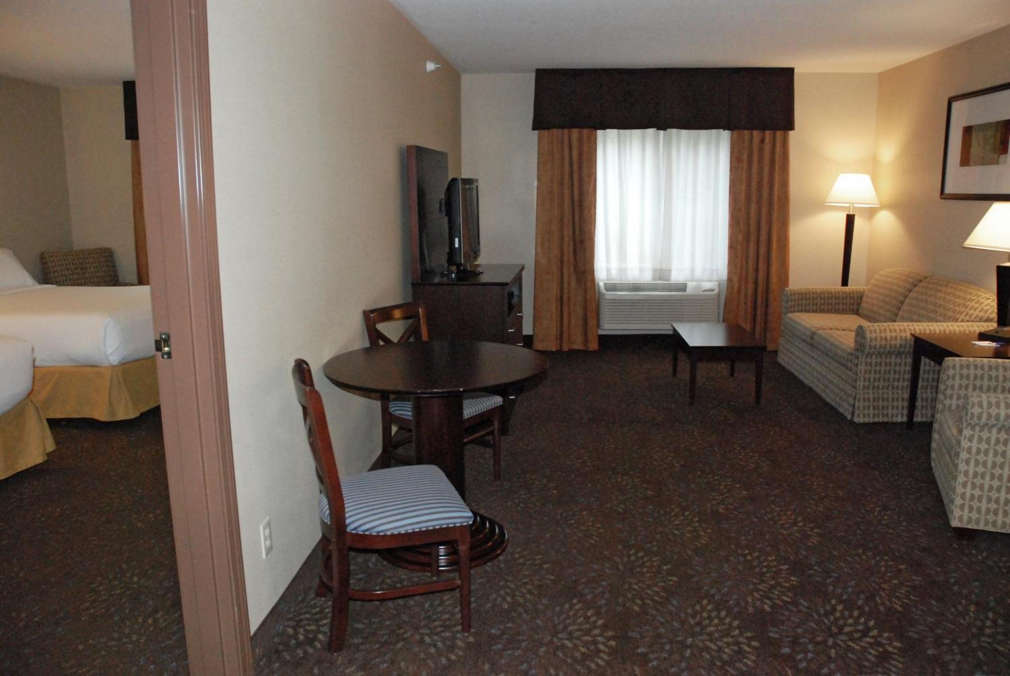 One-Bedroom Queen Suite Non-Smoking,1458373654:JPEG