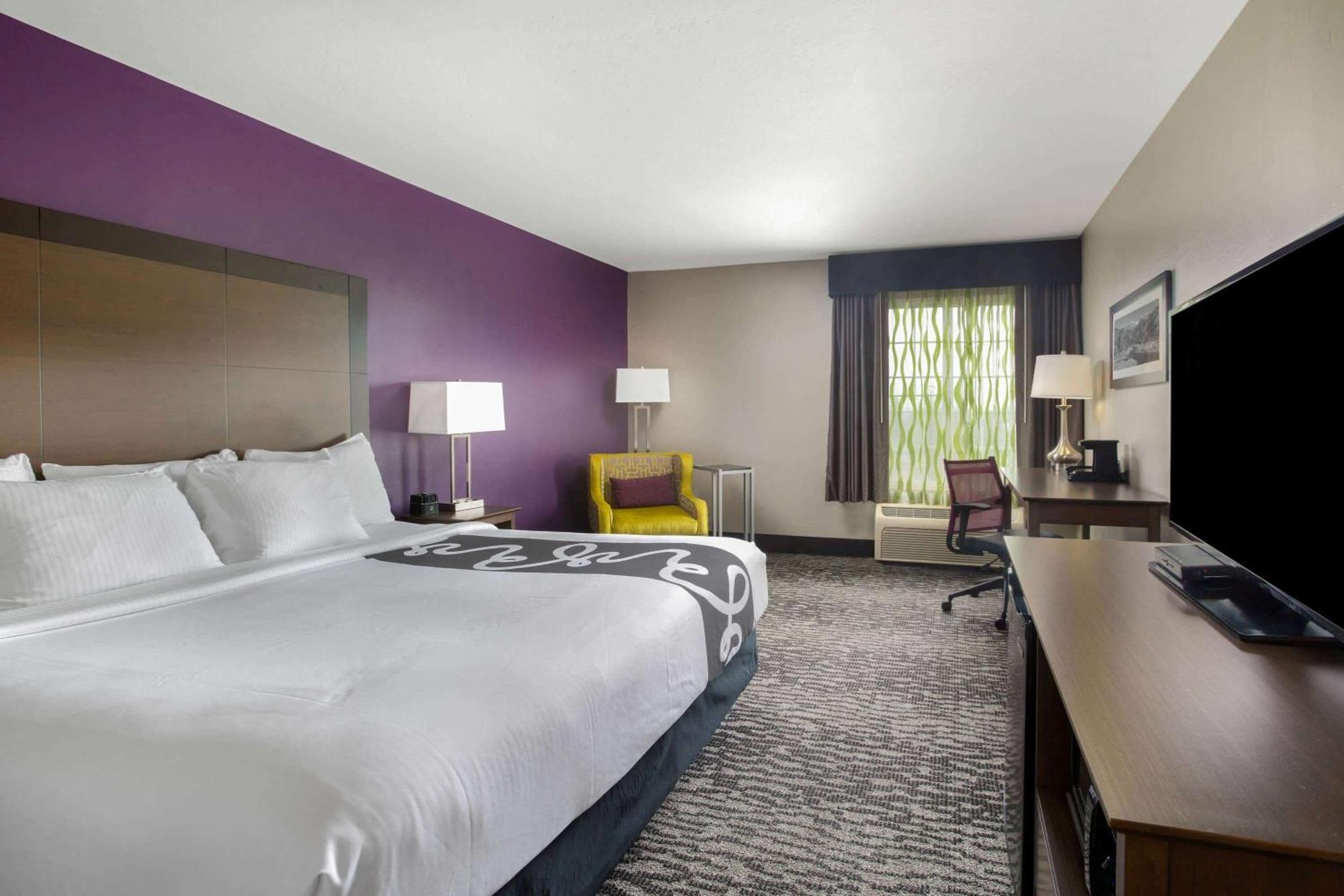 King Room with Bath Tub with Grab Bars - Mobility Accessible/Non-Smoking