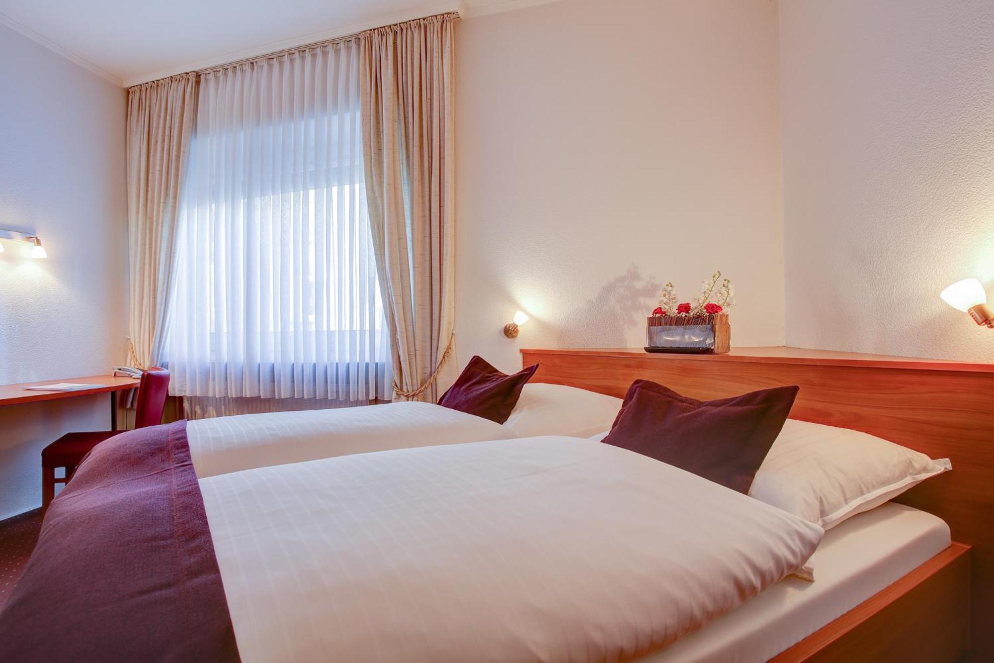 Small Double Room,1284930487:JPEG