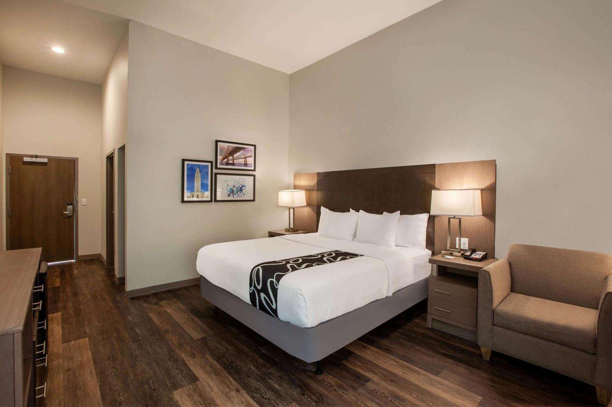 Deluxe King Room with Mobility/Hearing Impaired Access - Non-Smoking