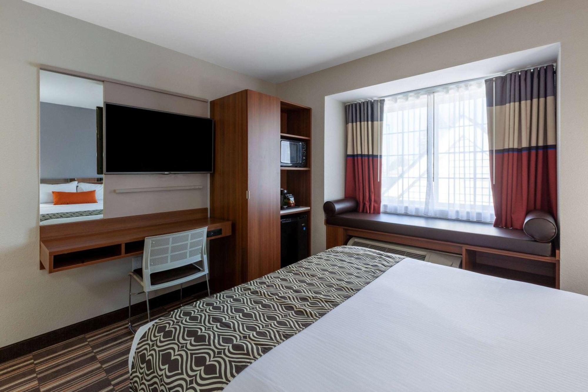 Queen Room with Roll-In Shower - Mobility Accessible/Non-Smoking