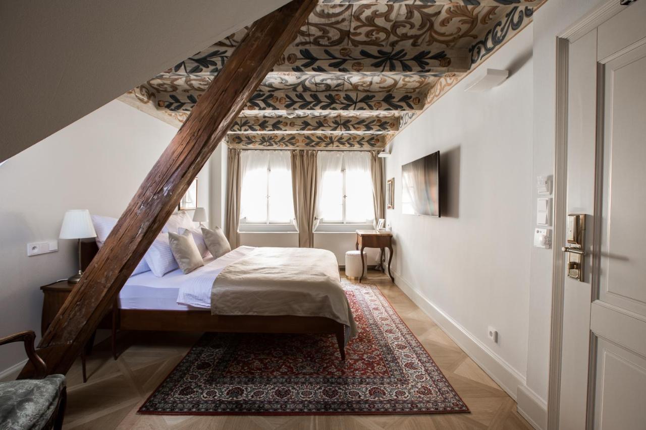 Estudio con cama extragrande