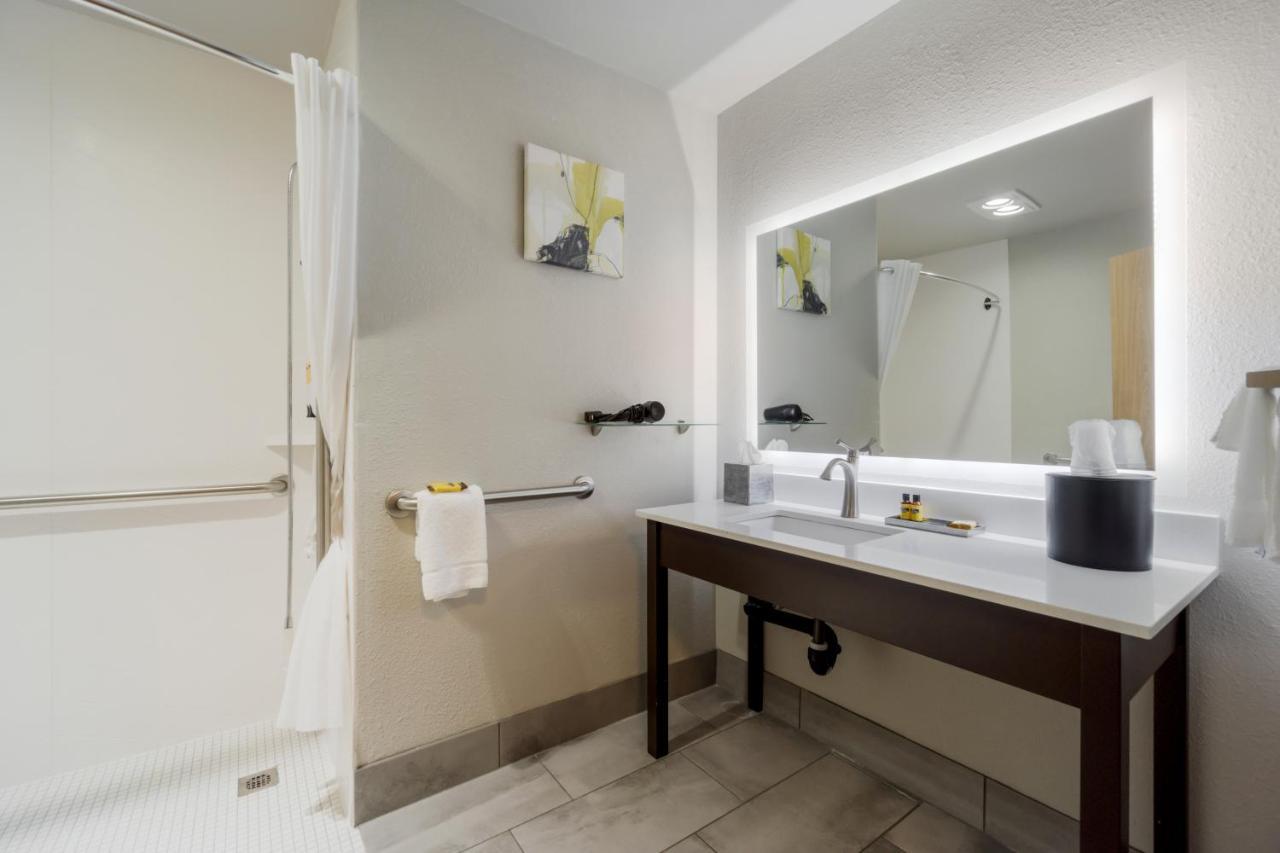 King Room - Mobility Accessible with Bathtub