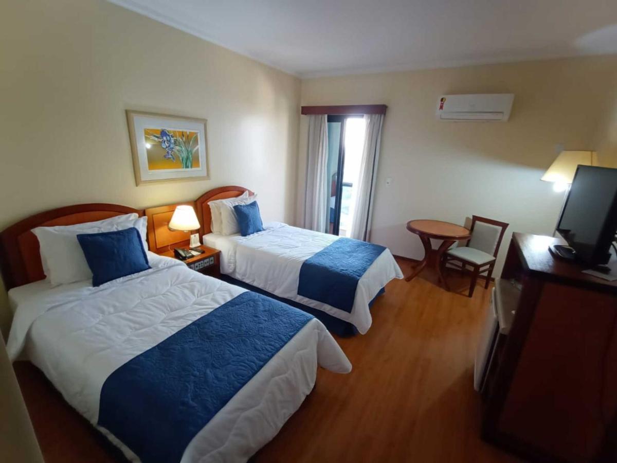 Quarto Duplo com 2 Camas de Solteiro