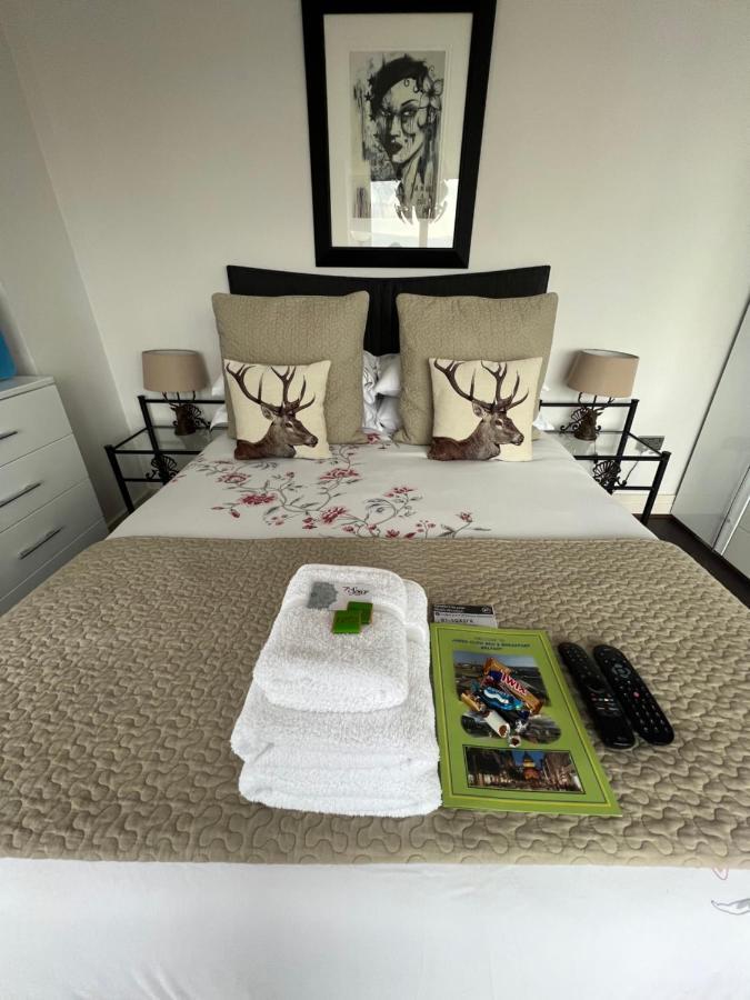 Kamer met Kingsize Bed en Uitzicht op de Bergen