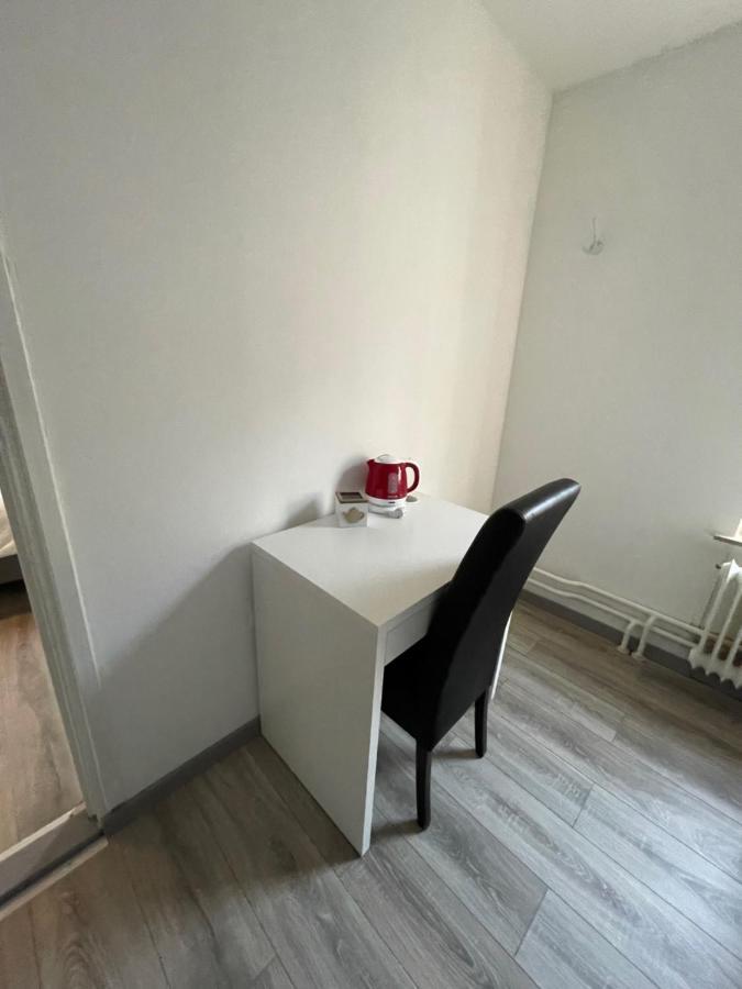 Kleine Tweepersoonskamer met Eigen Badkamer